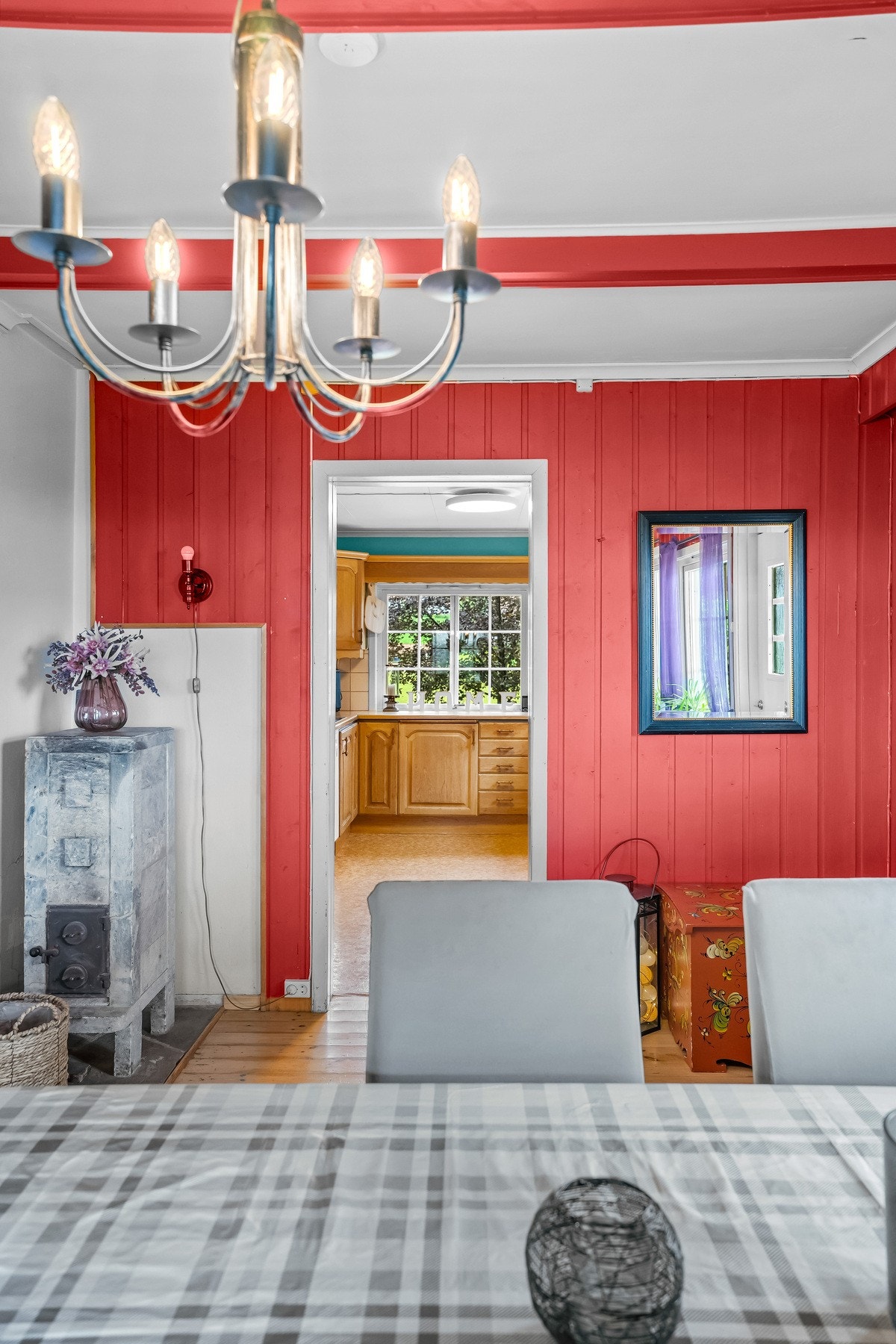 En stemningsfull vedovn bidrar til hyggelige rammer gjennom årets kalde måneder. Galleribilde