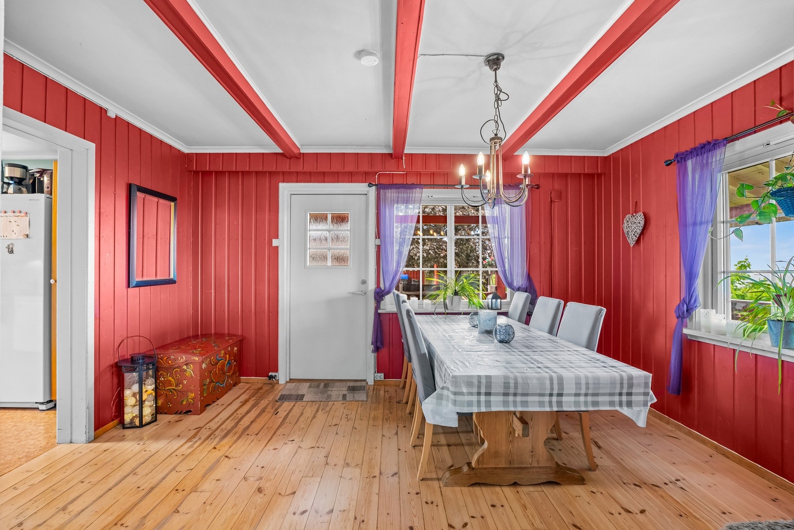 Store vindusflater slipper inn godt med dagslys og bidrar til en lys og trivelig atmosfære rundt spiseplassen. Galleribilde