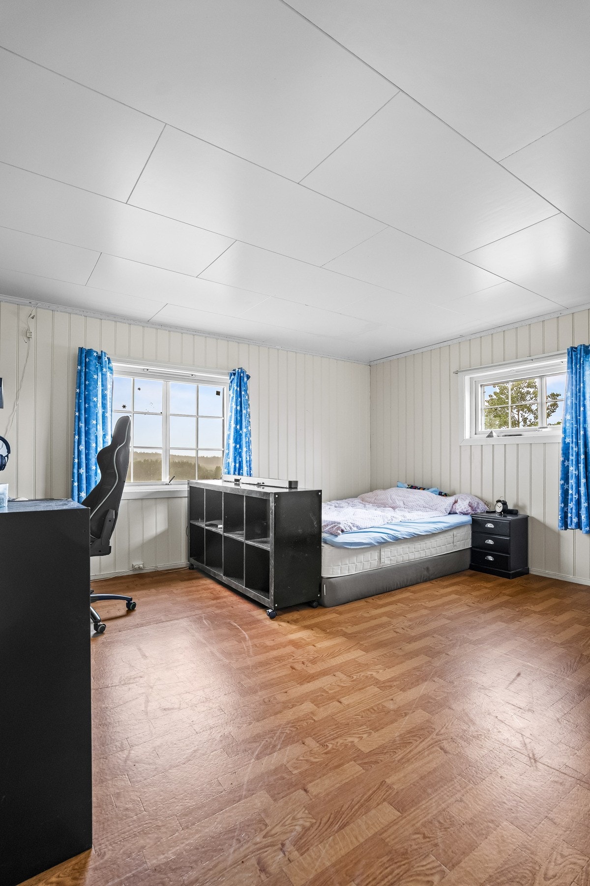 Gode bruksmuligheter for større barn eller som kombinert gjeste- og hobbyrom. Galleribilde