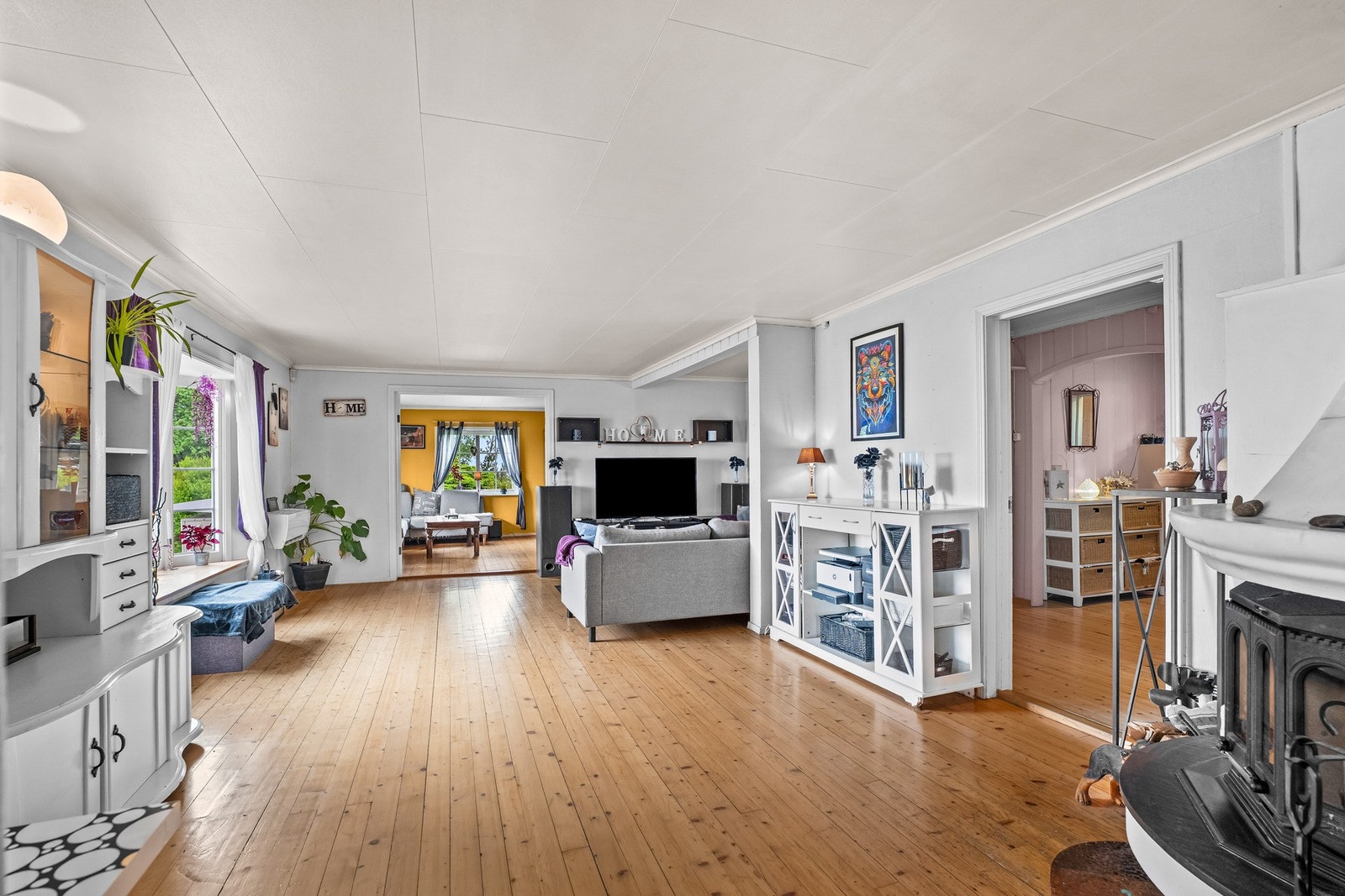Stuen har en åpen og luftig romfølelse med god forbindelse til boligens øvrige oppholdsrom. Galleribilde