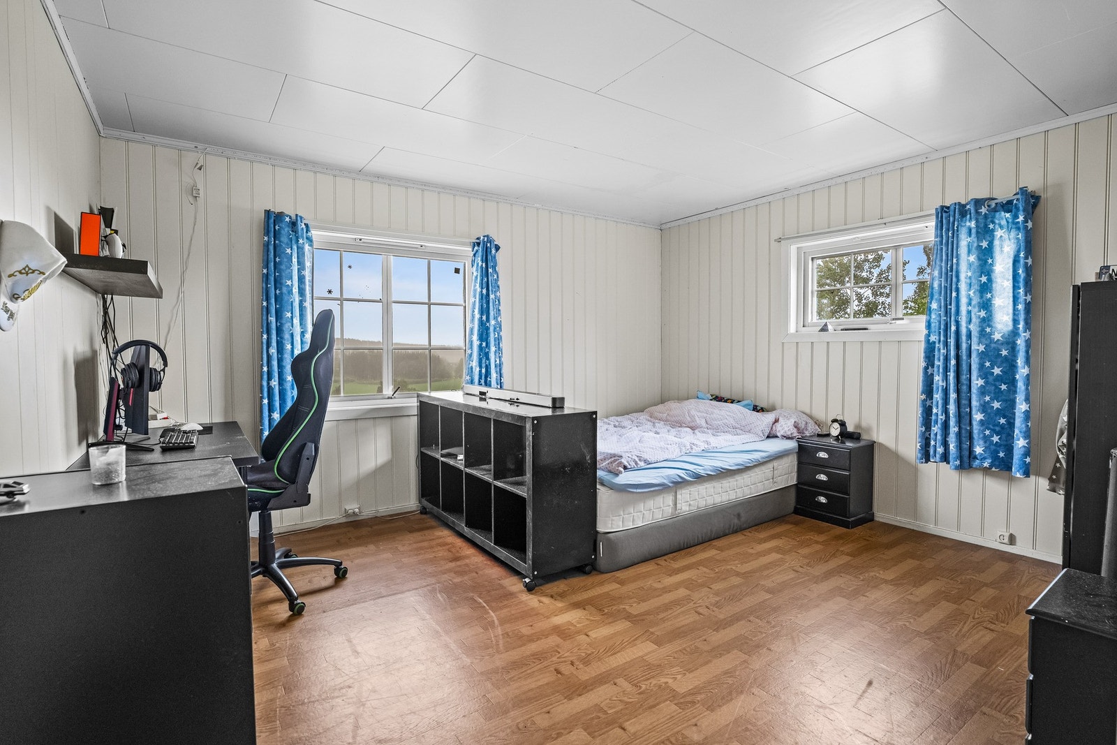 Stort og anvendelig rom med plass til både sove- og arbeids-/lekesone. Galleribilde