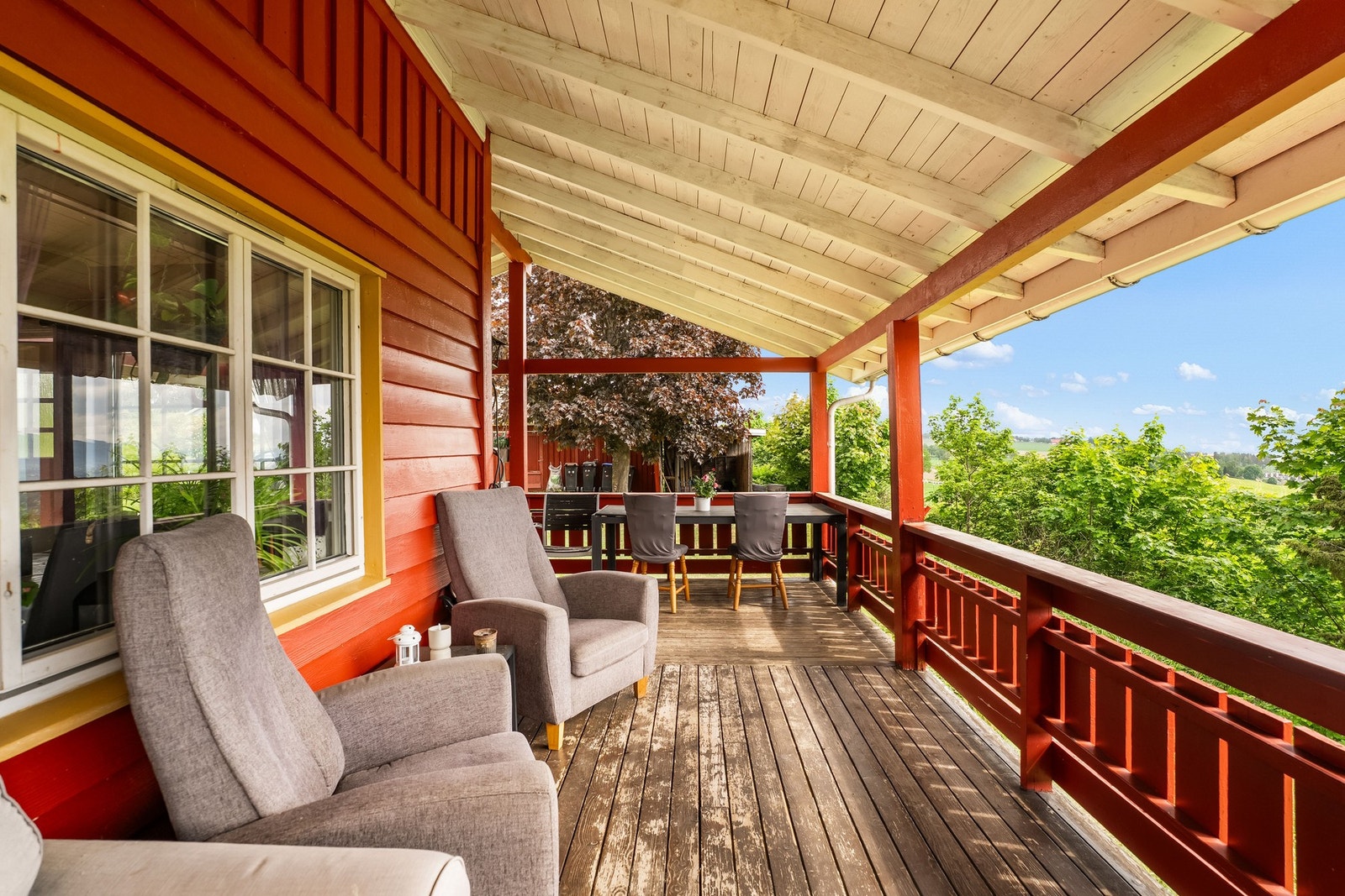 God plass til både spisegruppe, loungeområde og grilling på den romslige verandaen. Galleribilde