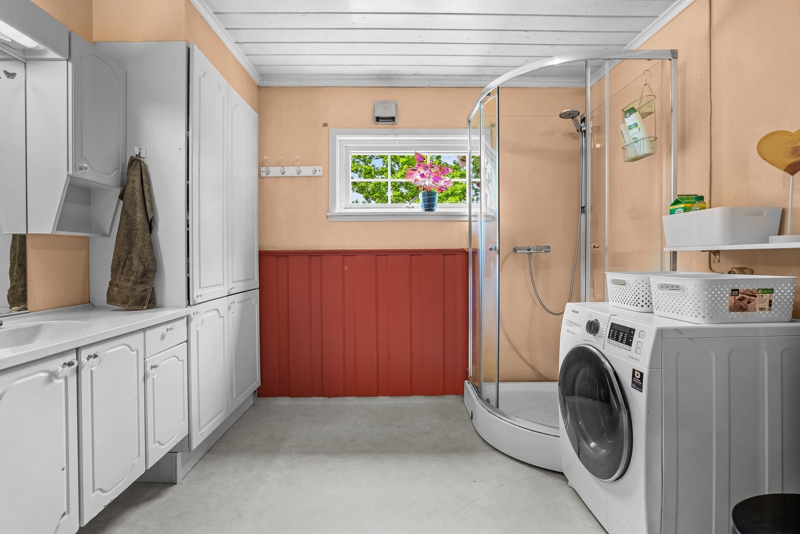 Badet kombinerer gode oppbevaringsløsninger med plass til vaskesone og dusj. Galleribilde