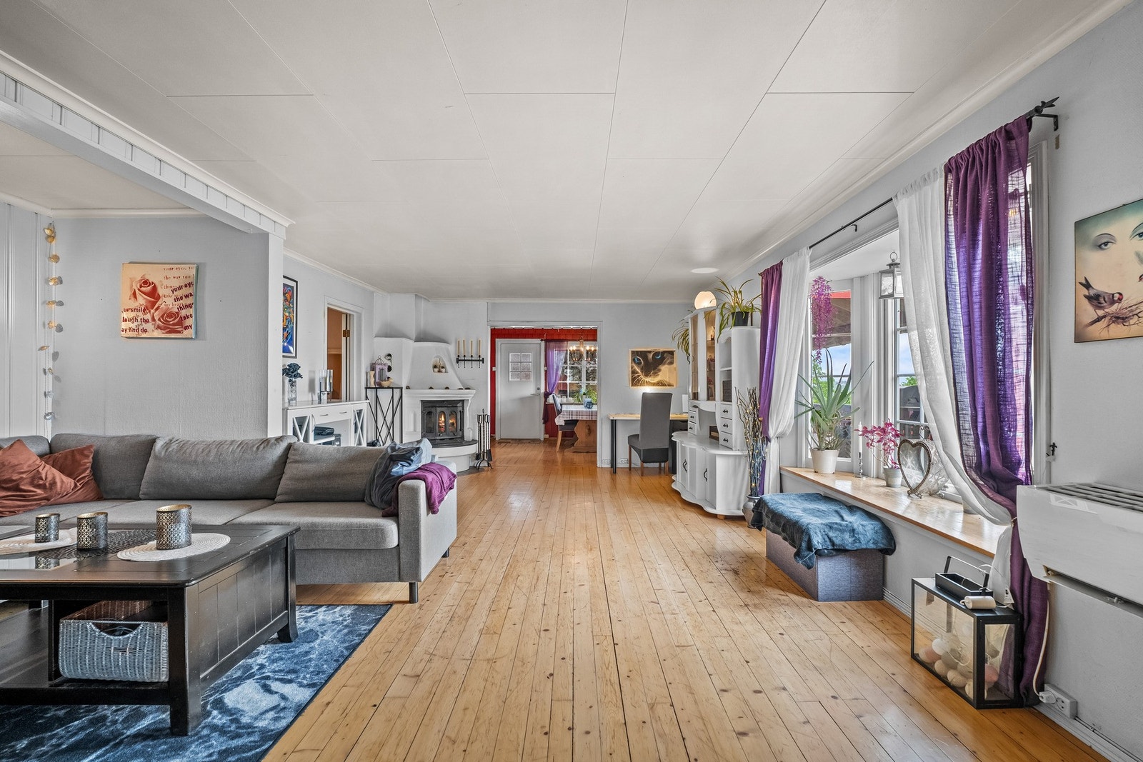 Stuen fremstår lys og romslig med store vindusflater som slipper inn rikelig med dagslys. Galleribilde