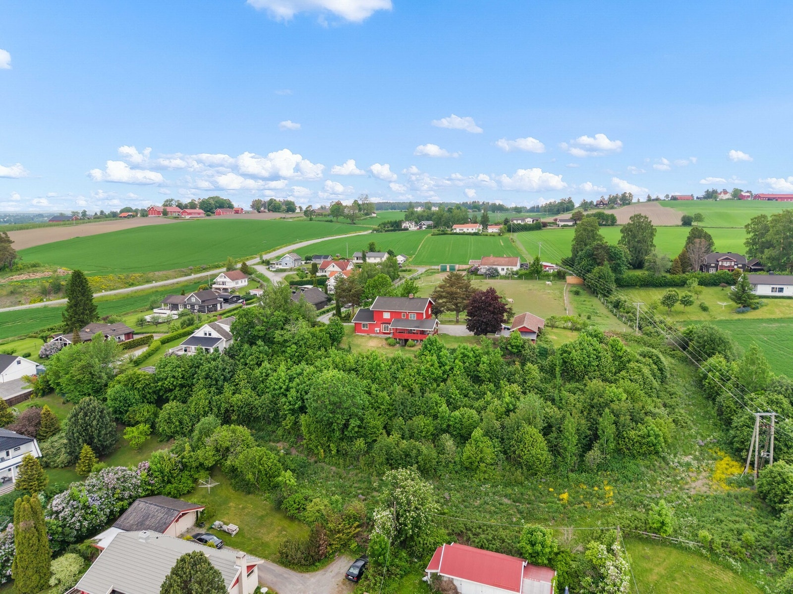 Fra eiendommen er det kort vei til både oppveksttilbud og fritidsaktiviteter, samtidig som man bor omgitt av vakre landlige omgivelser. Galleribilde