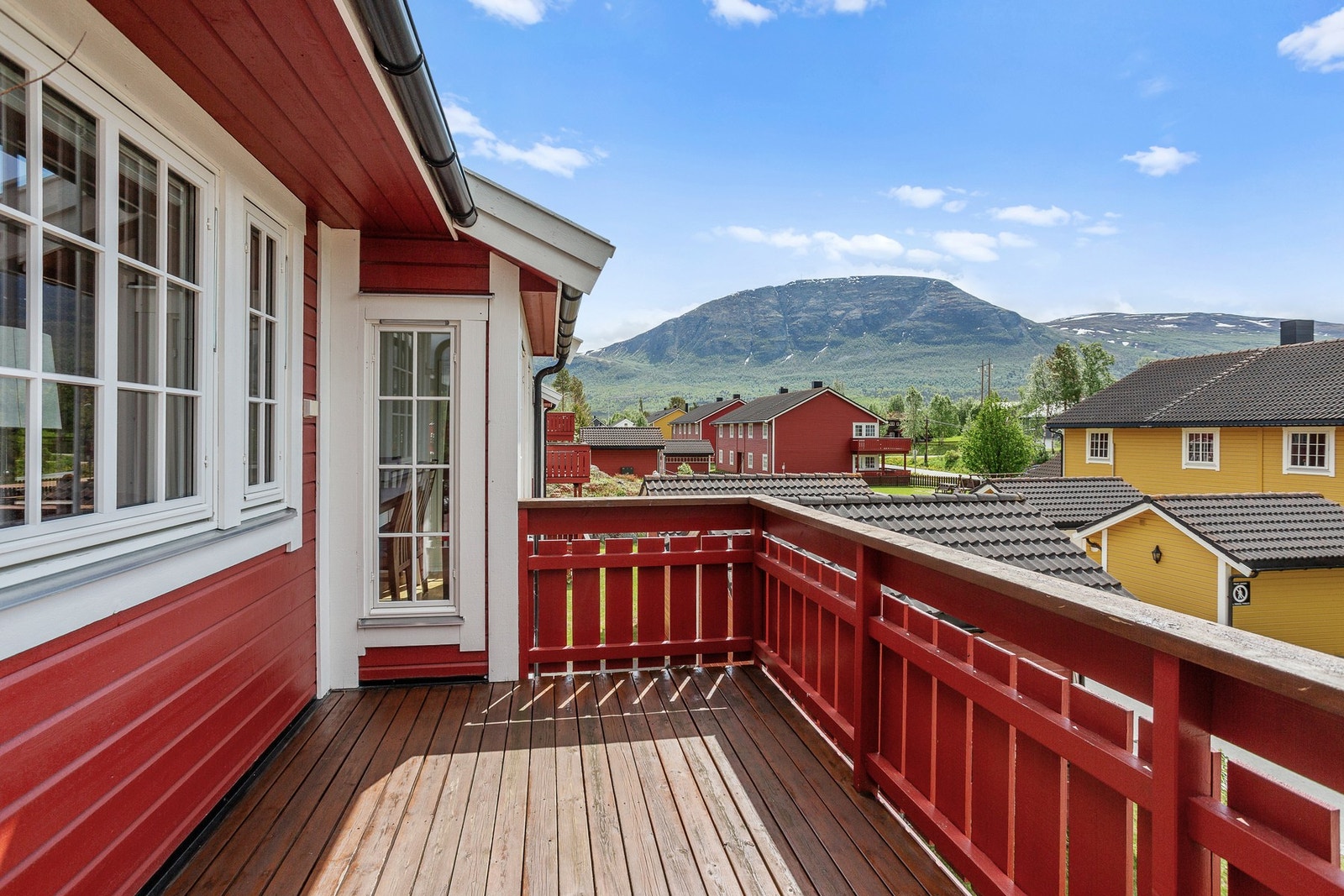 Utgang til veranda fra stue. Gode solforhold og flott utsikt. Galleribilde