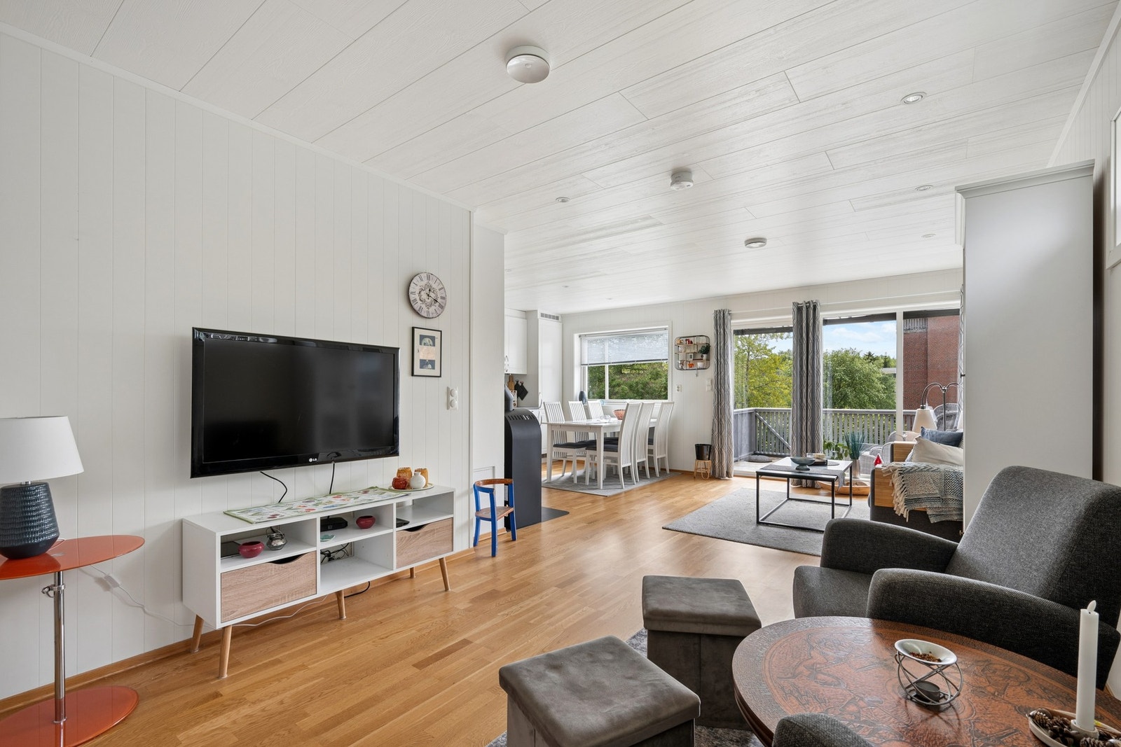 Stuen er romslig og har fleksible soner for både sofagruppe og spisebord. Galleribilde