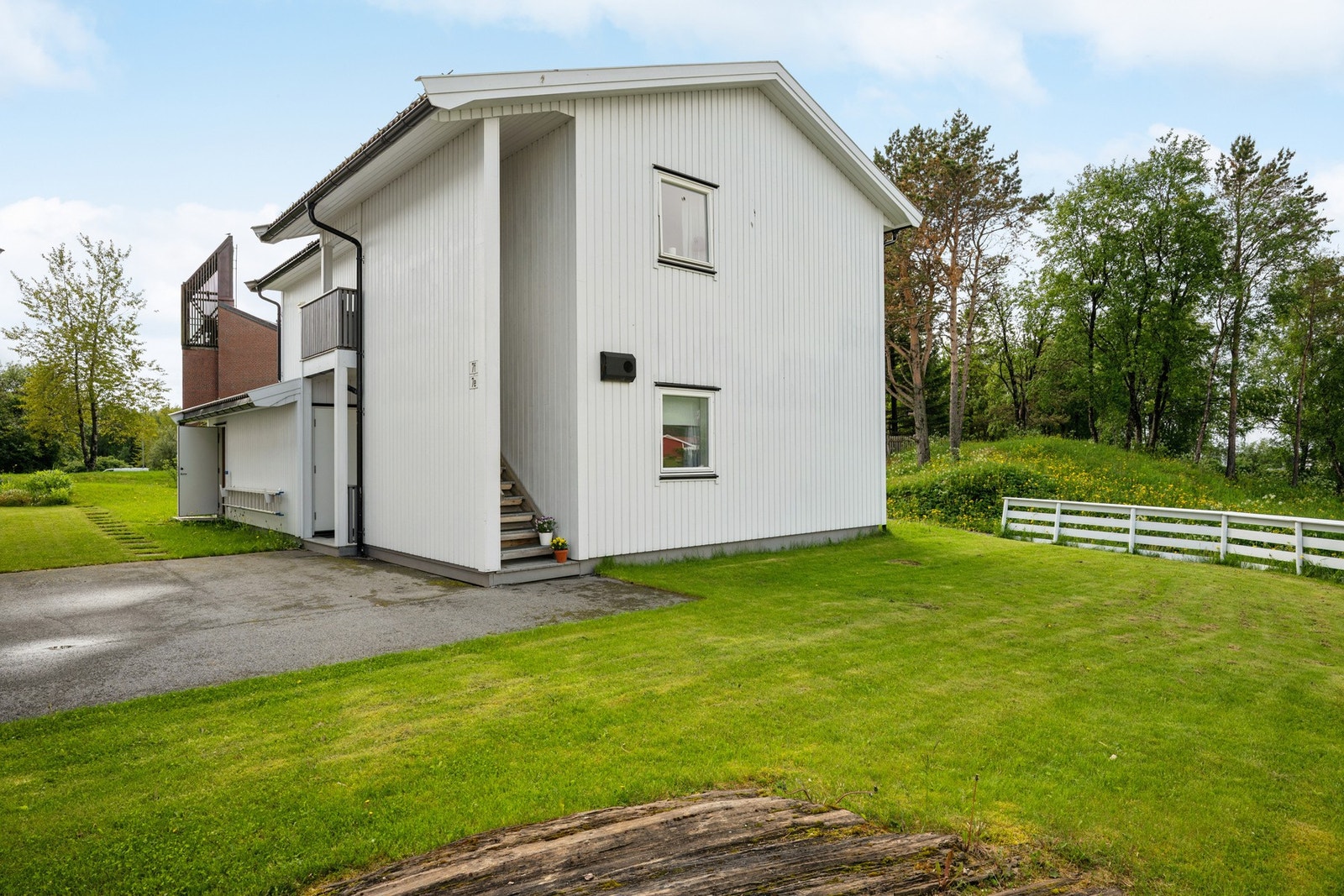 Halvpart av tomannsbolig fra 2015 med sørvendt terrasse og balkong. Galleribilde