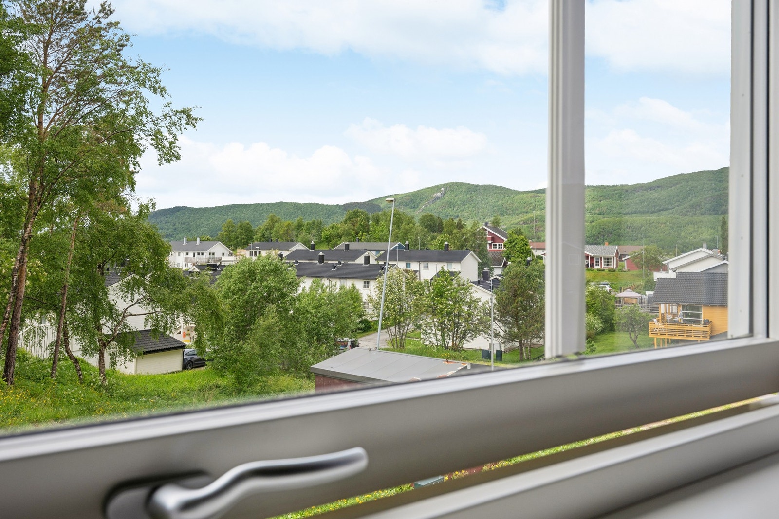 Fra boligen ser du ut mot nærområdet og omkringliggende natur. Galleribilde