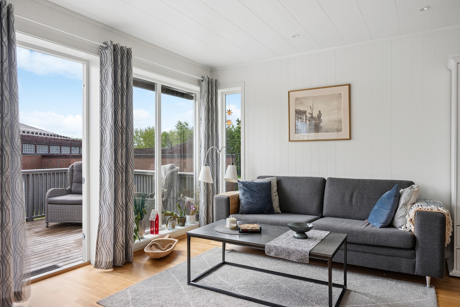 Direkte utgang fra stuen til den sørvendte balkongen. Galleribilde