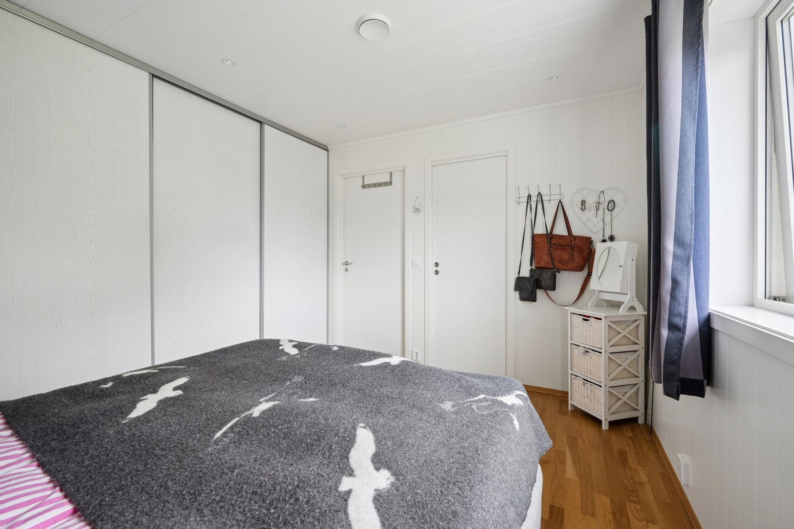 Hovedsoverom med en romslig skyvedørsgarderobe for effektiv oppbevaring. Galleribilde