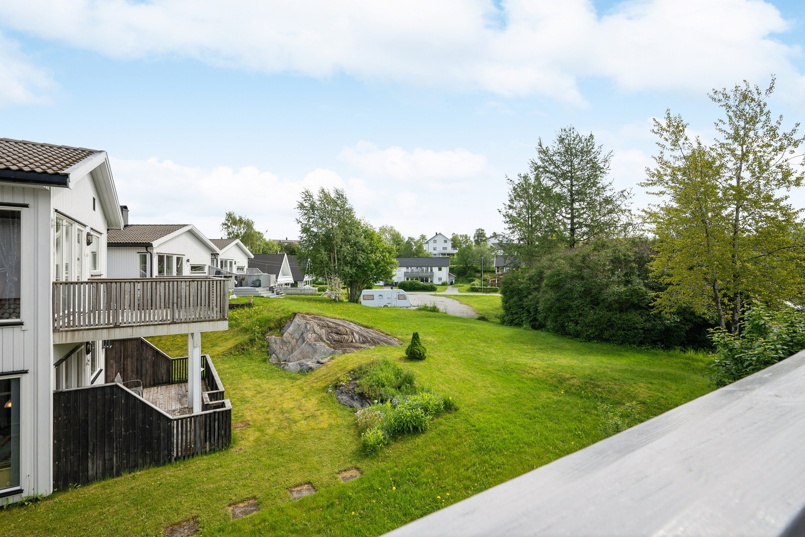 Utsikt over et etablert og barnevennlig boligområde. Galleribilde