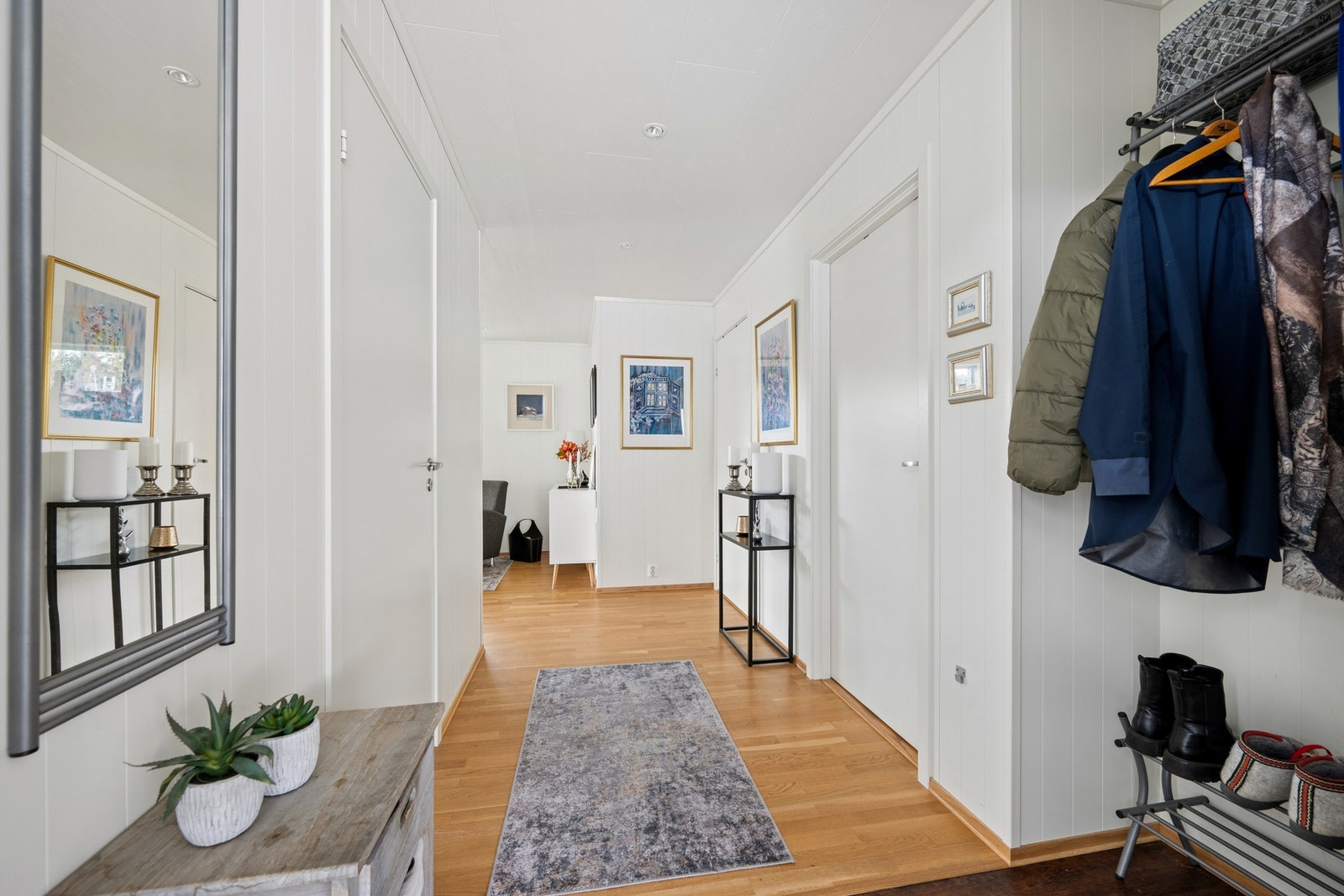 Romslig entré med plass til oppbevaring av yttertøy og sko. Galleribilde