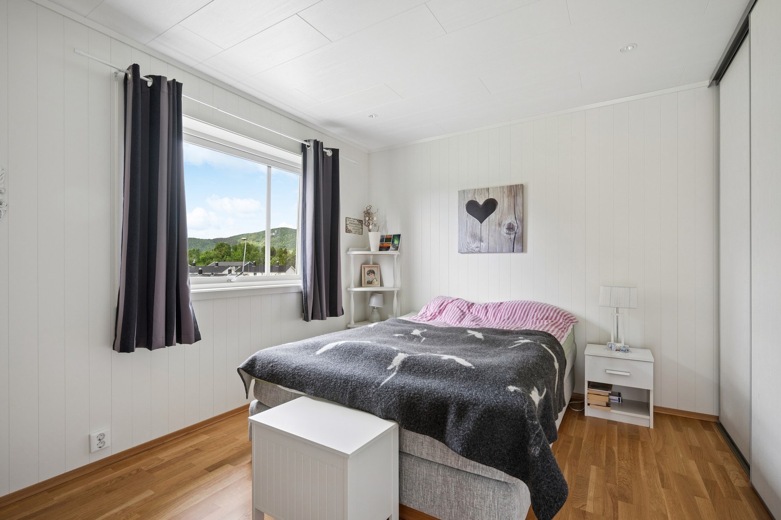 Lyse overflater og vindu som vender ut mot rolige omgivelser. Galleribilde