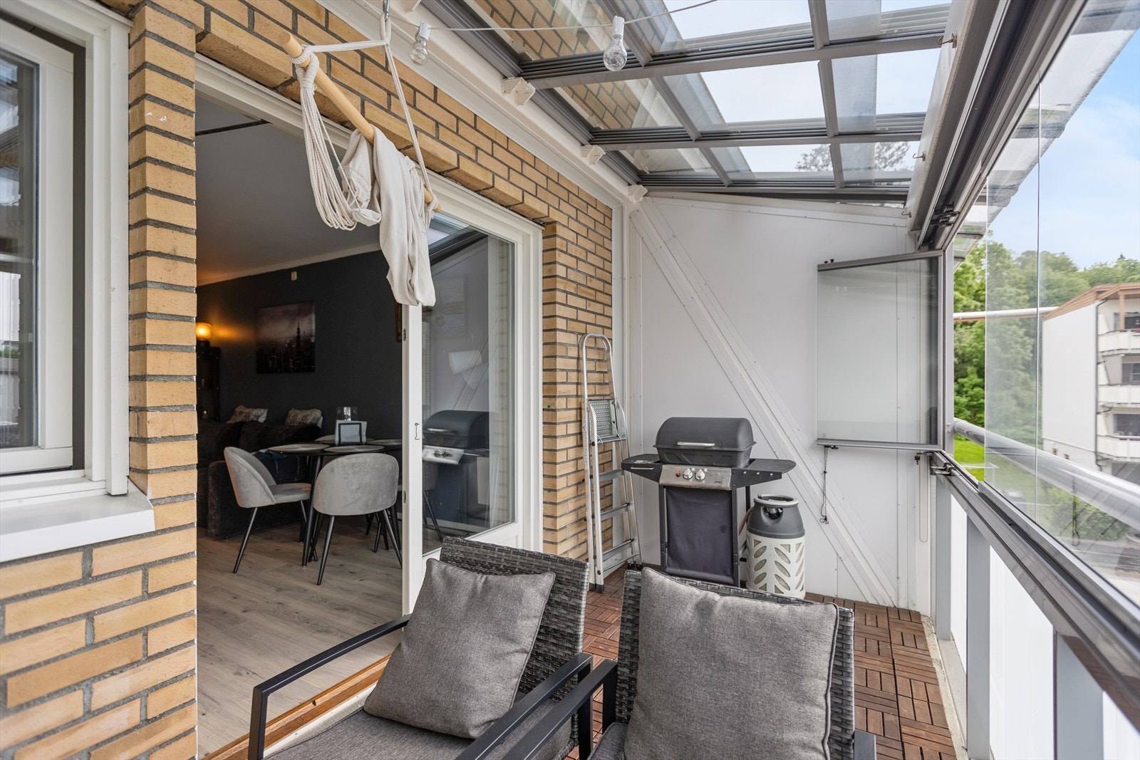 En praktisk uteplass med plass til både sittegruppe og grill, hvor man kan nyte rolige stunder utendørs. Galleribilde