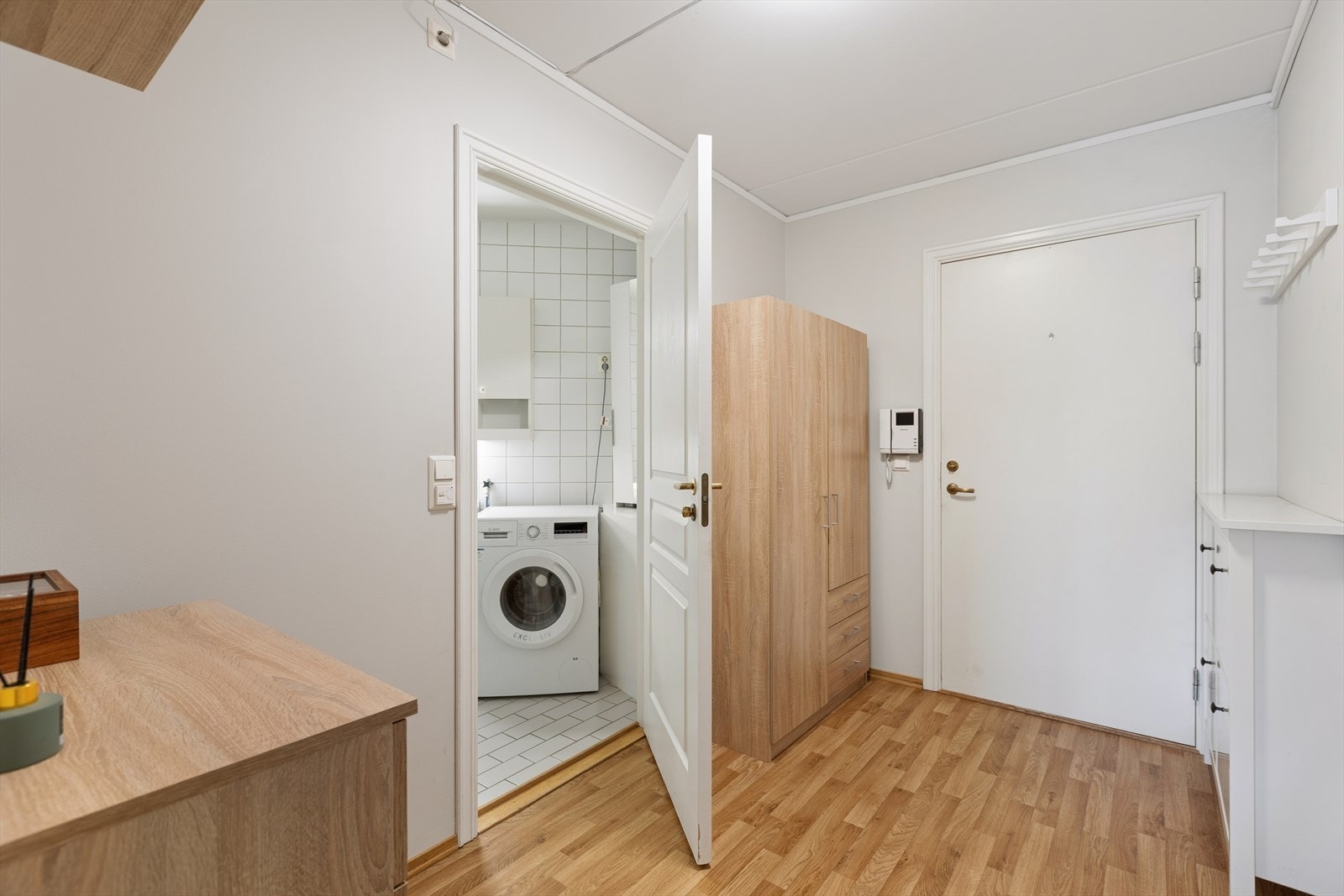 En funksjonell entré med gode oppbevaringsmuligheter for sko og yttertøy, og enkel adkomst videre til øvrige rom. Galleribilde