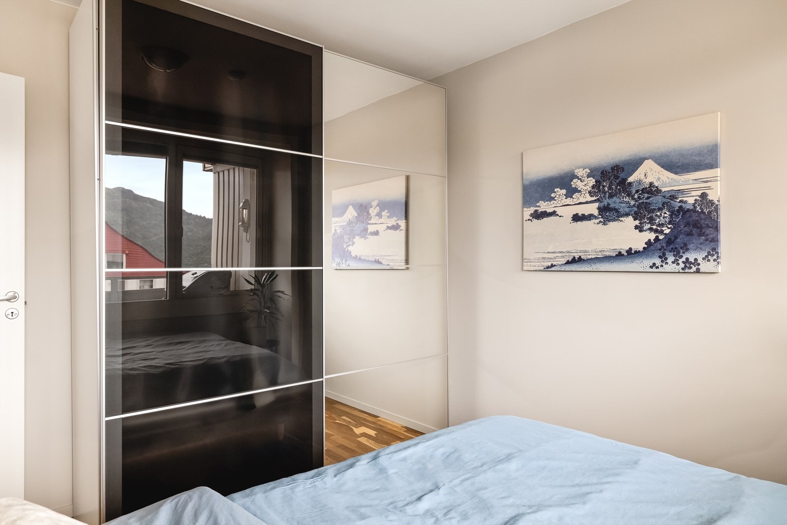 En stor garderobeløsning med speilfronter gir rikelig med oppbevaringsplass. Galleribilde
