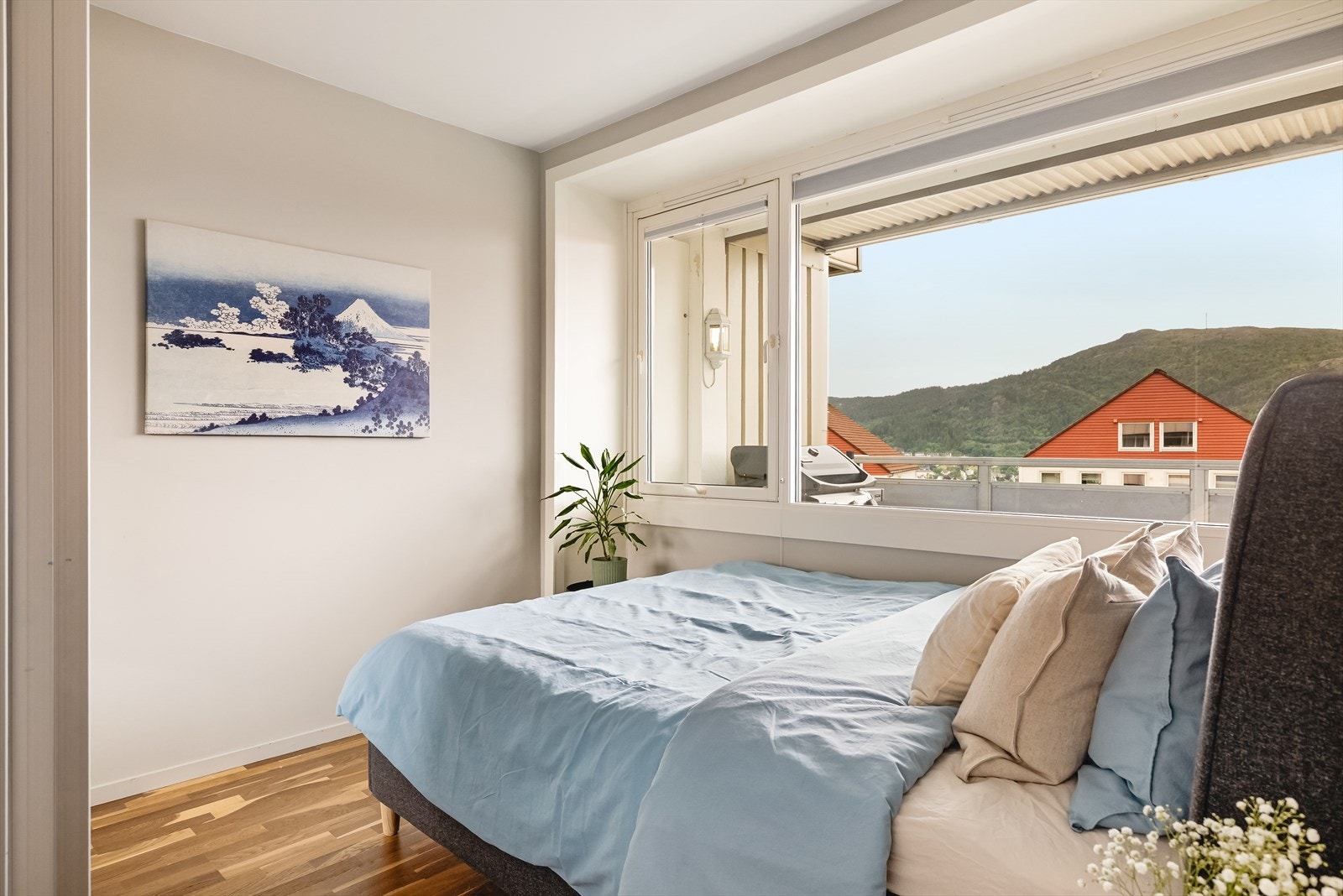 Hovedsoverommet har god plass til dobbeltseng og tilhørende møblement. Galleribilde