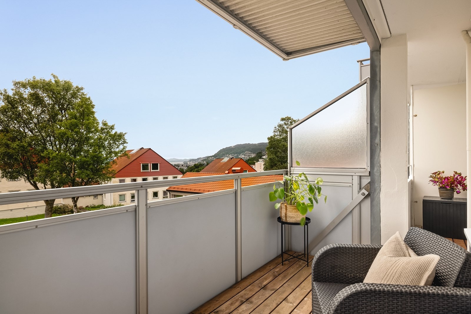 Her kan du nyte utsikten over nærområdet og mot byfjellene. Galleribilde