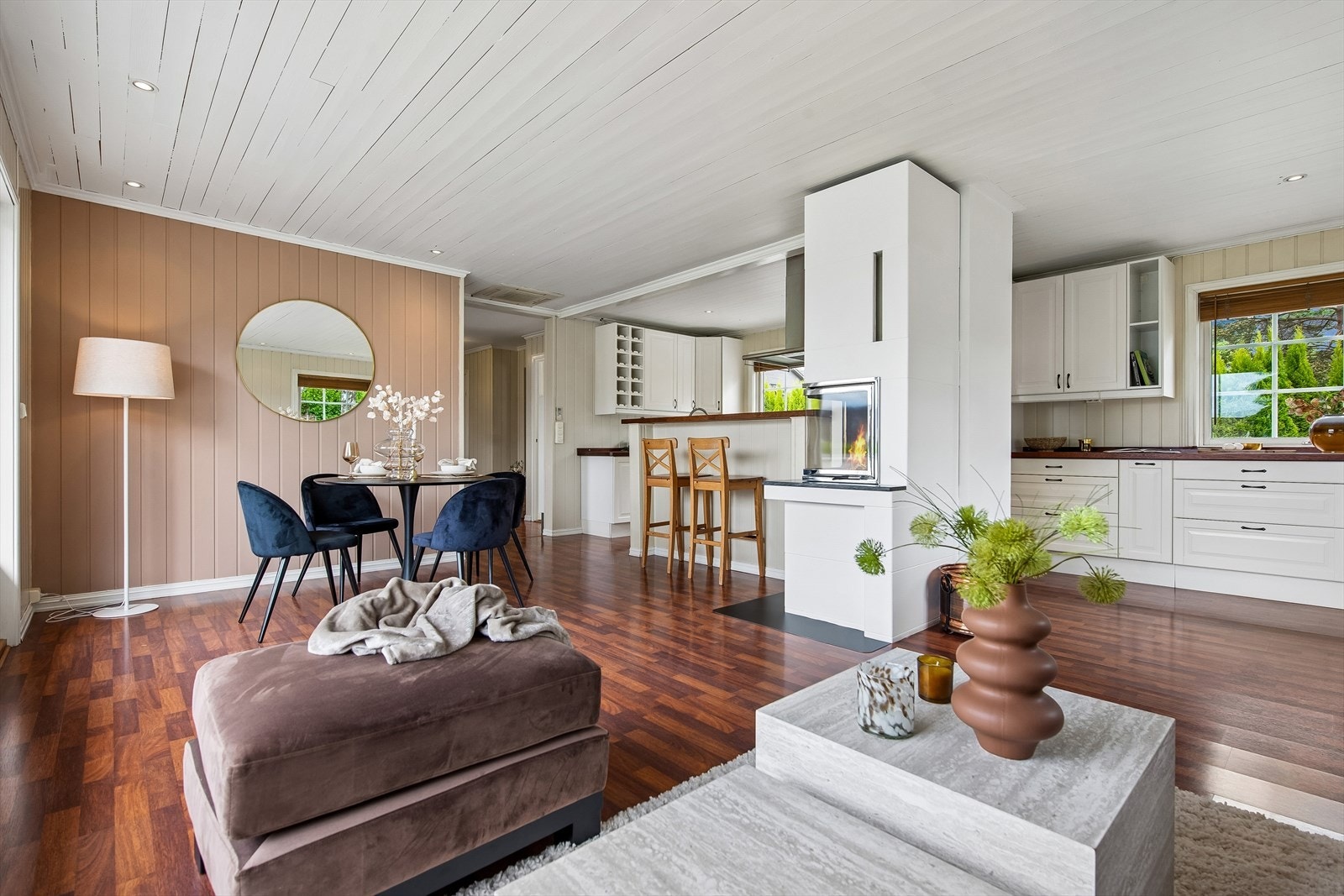 Stuen har god plass til både spisebord og sofagruppe. Galleribilde