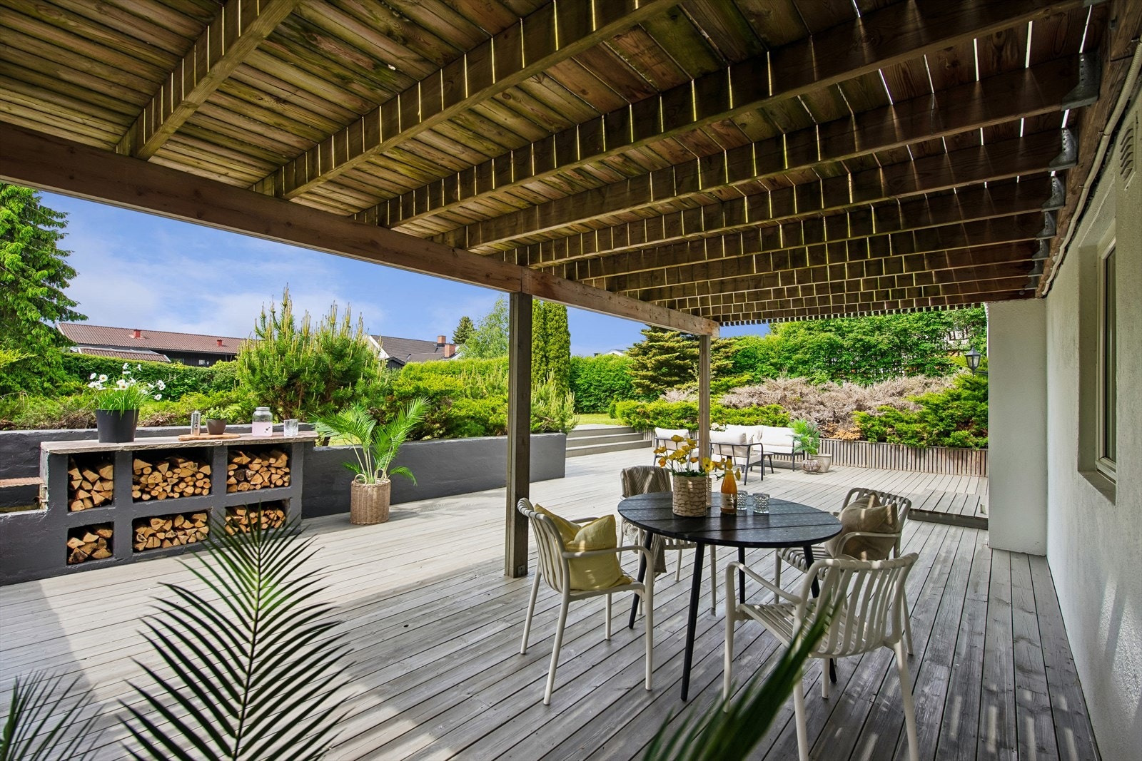 Uteplassen er en del av et samlet terrasseareal på hele 112 m². Galleribilde