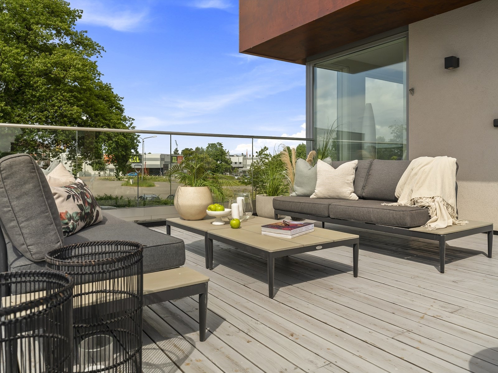 Innbydende loungeområde med komfortable sitteplasser og moderne uttrykk. Galleribilde