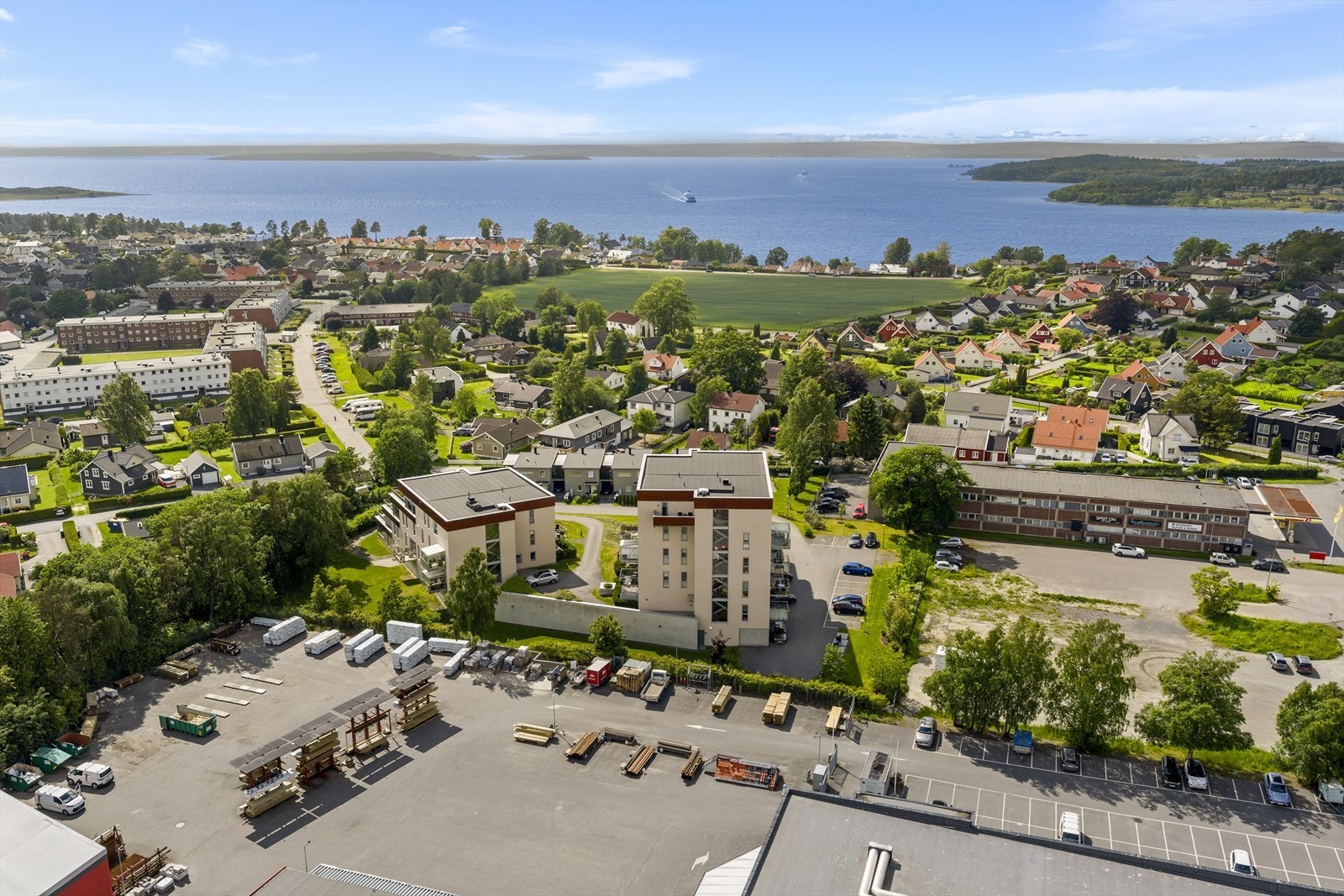 Her er det kort vei til fine tur- og friluftsområder, kulturlandskap og idrettsanlegg, samt nærhet til sjøen med populære badeplasser som Festestranda Galleribilde