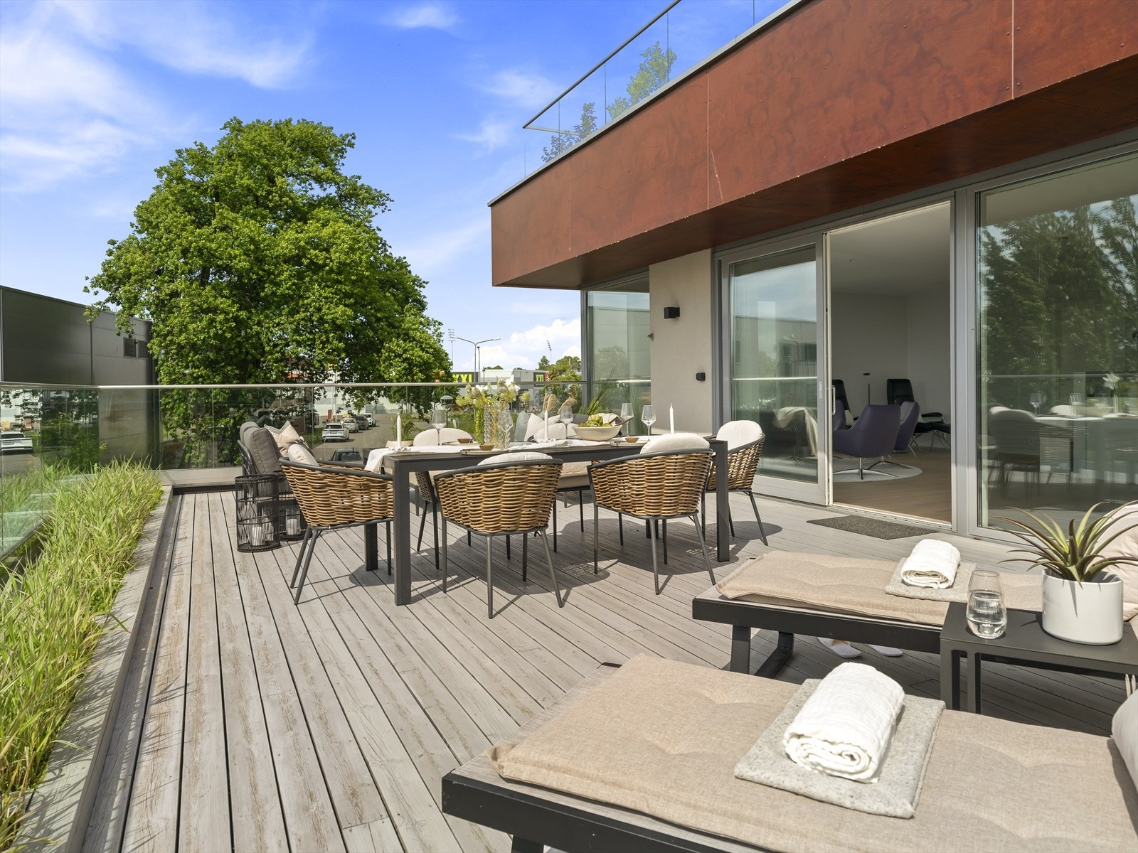 Leiligheten har en solrik beliggenhet med god plass til solsenger og utemøbler - en perfekt uteplass. Galleribilde