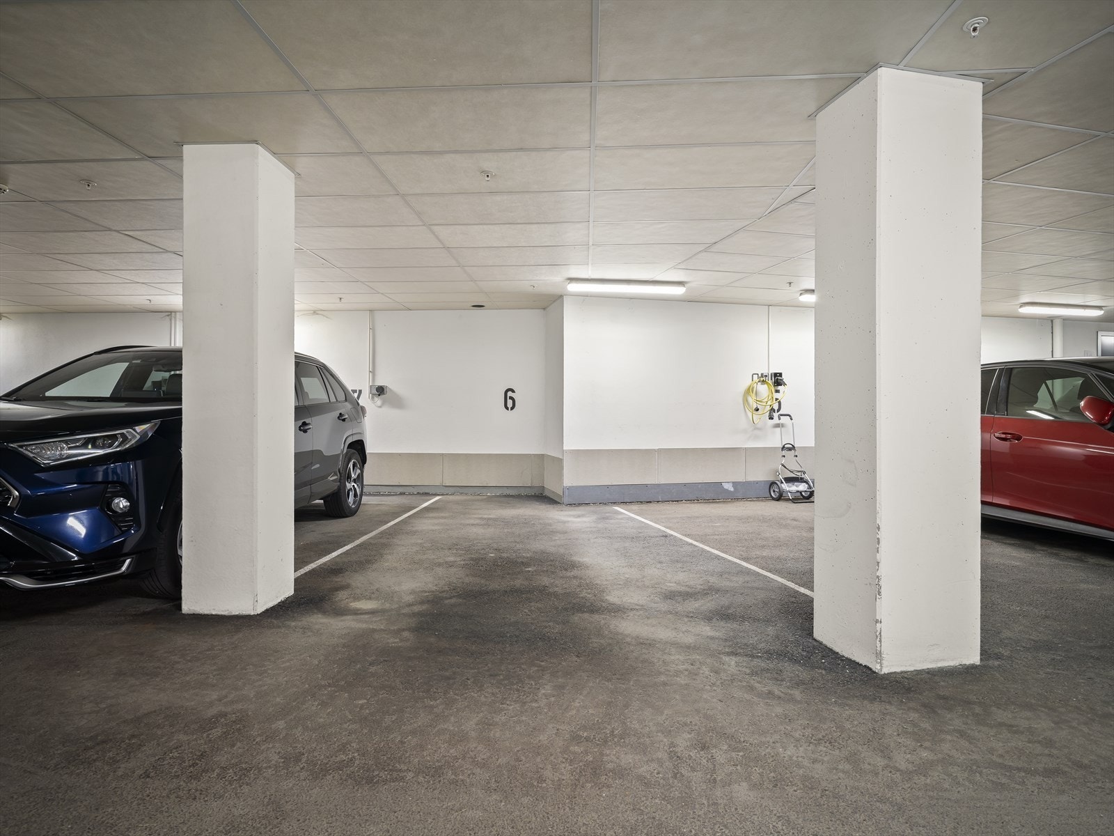 Parkering i felles garasjeanlegg med lett tilgang til heis opp til leilighetene. Galleribilde