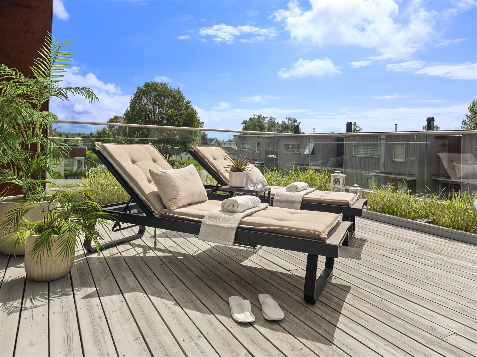 Egen sone for avslapning med behagelige solsenger - ideelt for late sommerdager. Galleribilde