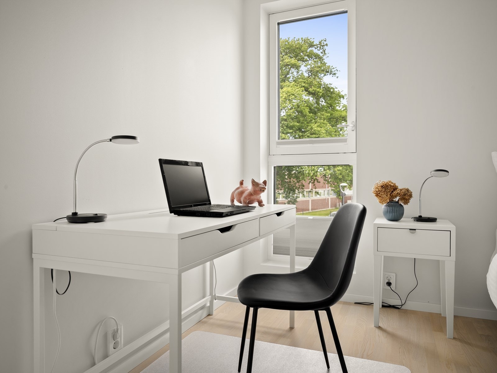 Egen arbeidssone med skriveplass og godt dagslys fra vindu. Galleribilde