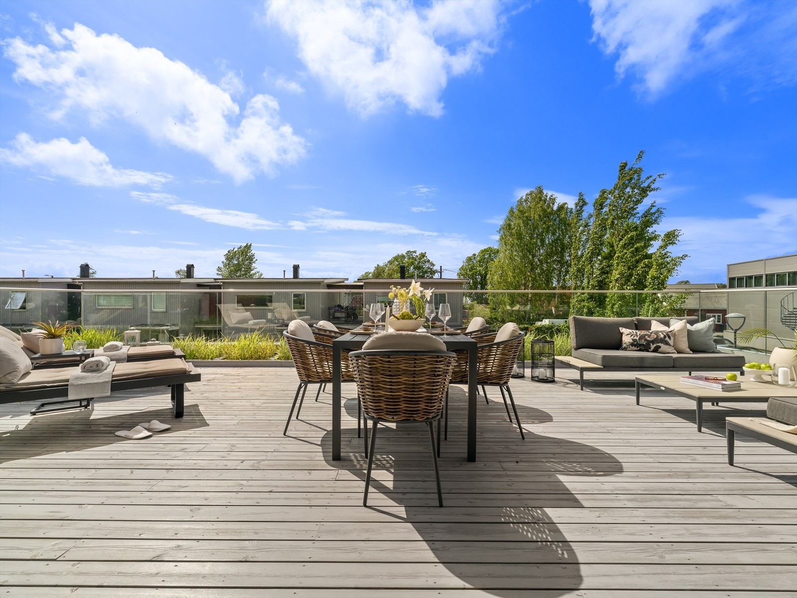 Stor og solrik terrasse med god plass til spisegruppe og lounge - perfekt for sosiale sammenkomster. Galleribilde