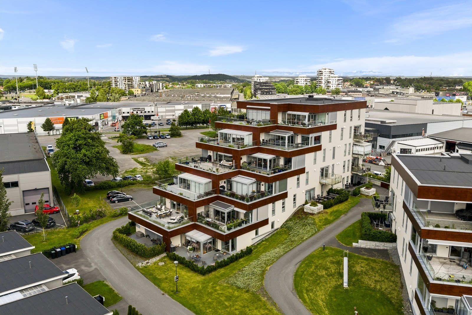 I tillegg ligger eiendommen med nærhet til Varnaveien handelsområdene Rygge Storsenter, som tilbyr et bredt utvalg av butikker, servicetilbud og spisesteder. Galleribilde