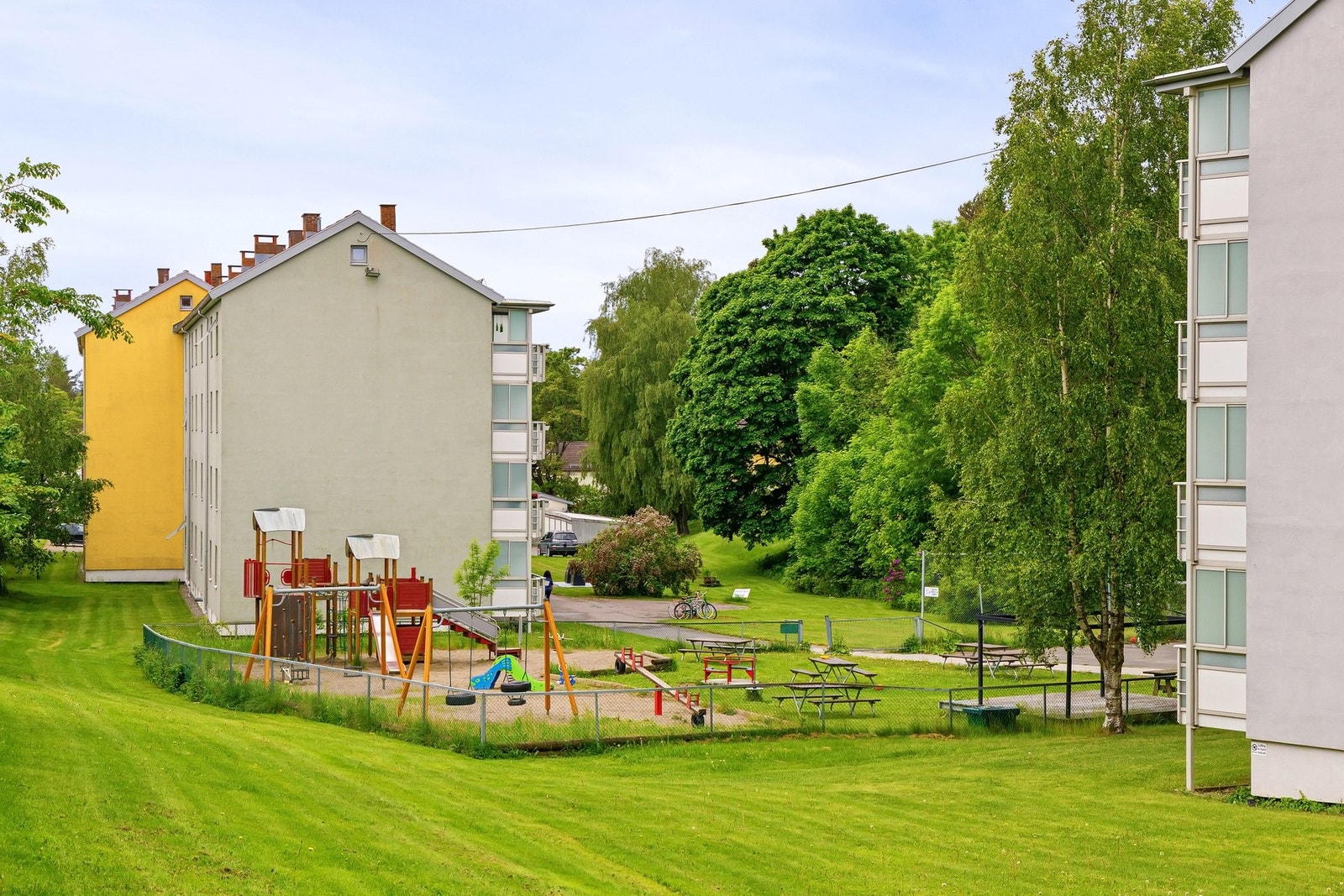 Fellesarealene byr på lekeplass, grøntområder og hyggelige soner for beboerne Galleribilde