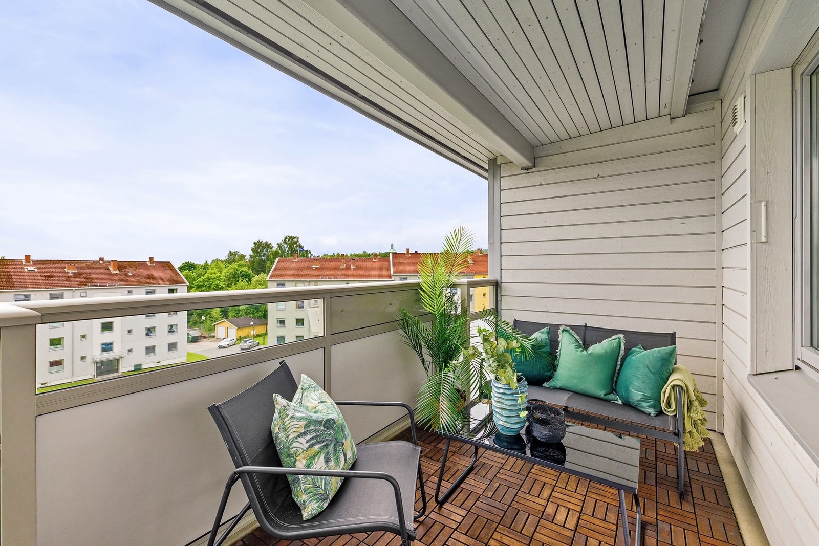 Fra stue/kjøkken er det utgang til en hyggelig, sørvendt balkong på ca. 7 m². Balkongen har lys og stikkontakt på vegg Galleribilde