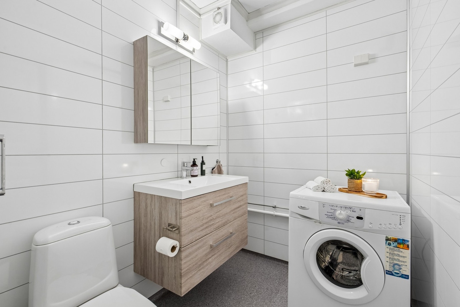 Bad med vaskemaskin Galleribilde