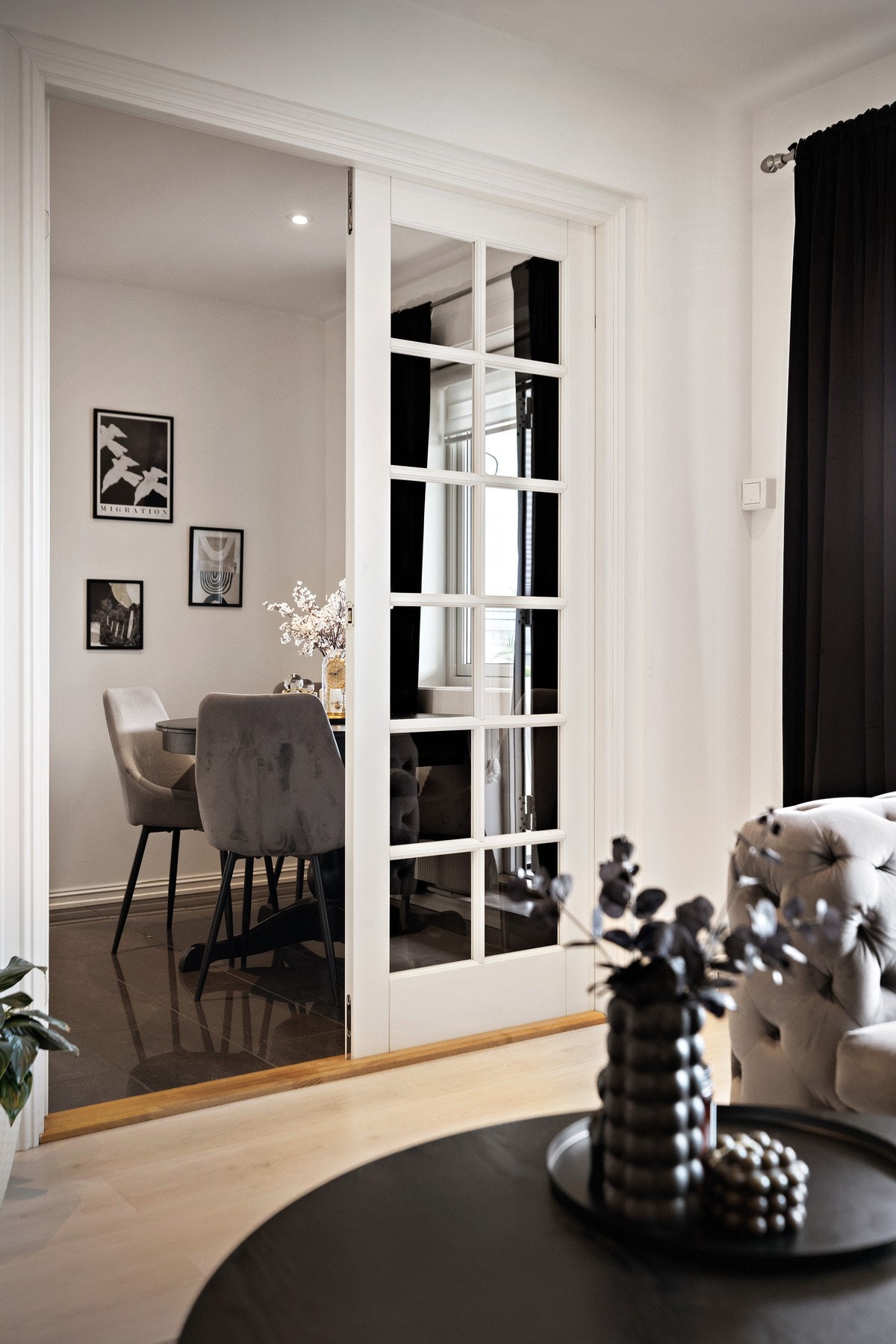 Det er en dobbelfløyet dør som skiller kjøkken og stue. En lekker og praktisk detalj. Galleribilde