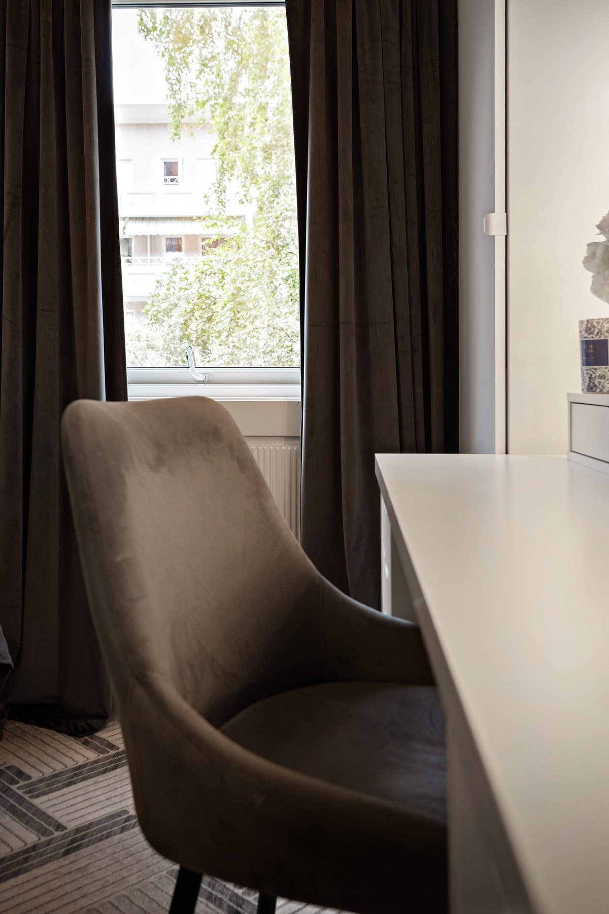 Det er plass til både skrivebord og klesskap Galleribilde