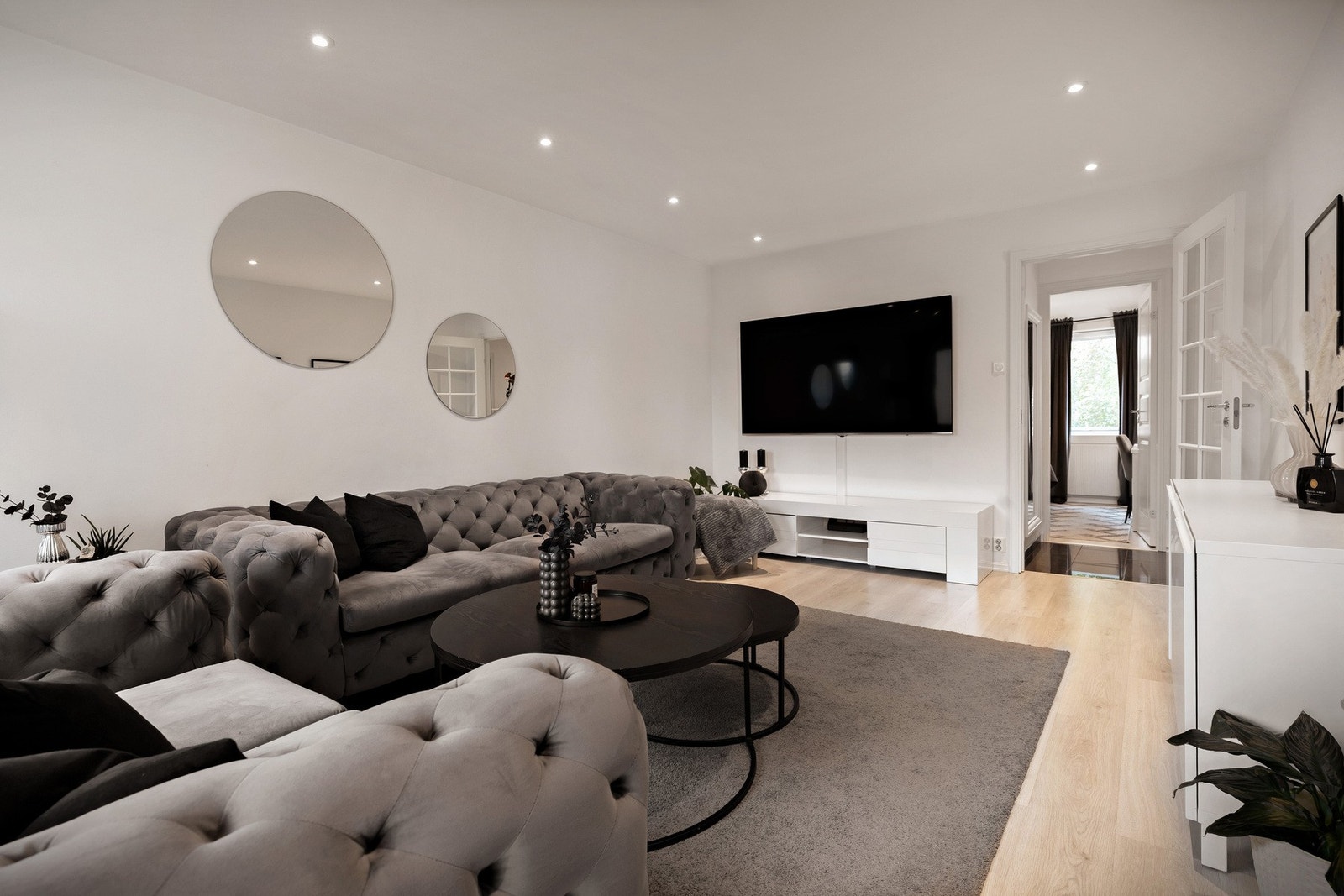 Fra stuen har man adkomst til walk in closet og soverom. Galleribilde