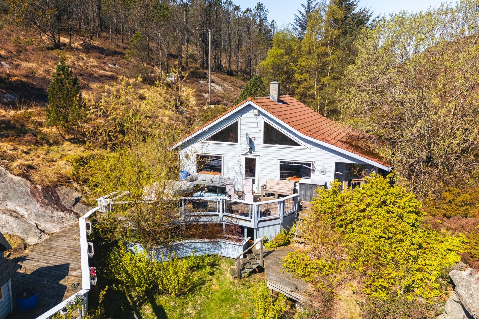 Den befinner seg innerst i en liten fjord med fredfulle omgivelser Galleribilde