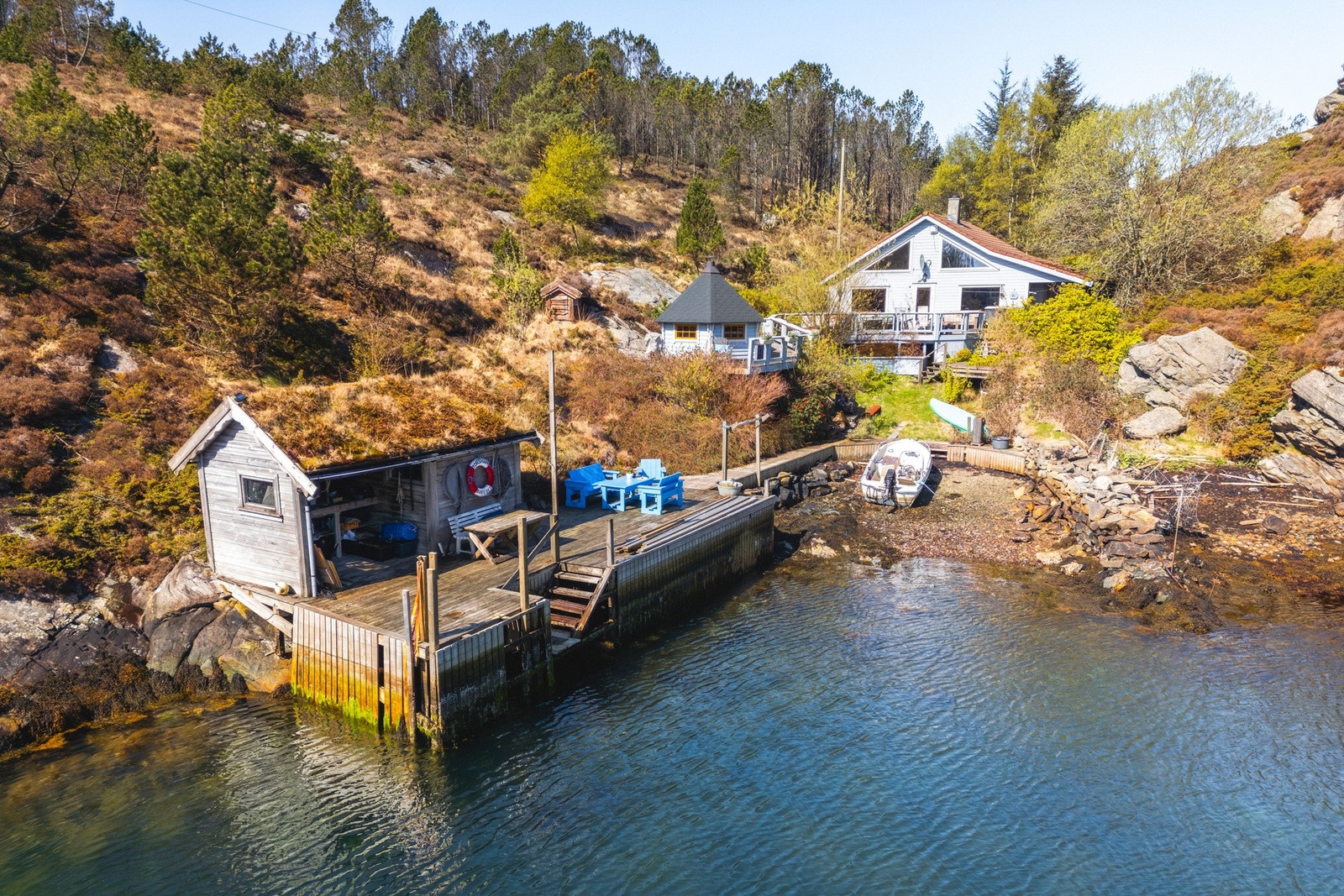 Den sjønære beliggenheten gir fantastiske muligheter for båtliv, fiske og naturopplevelser året rundt Galleribilde