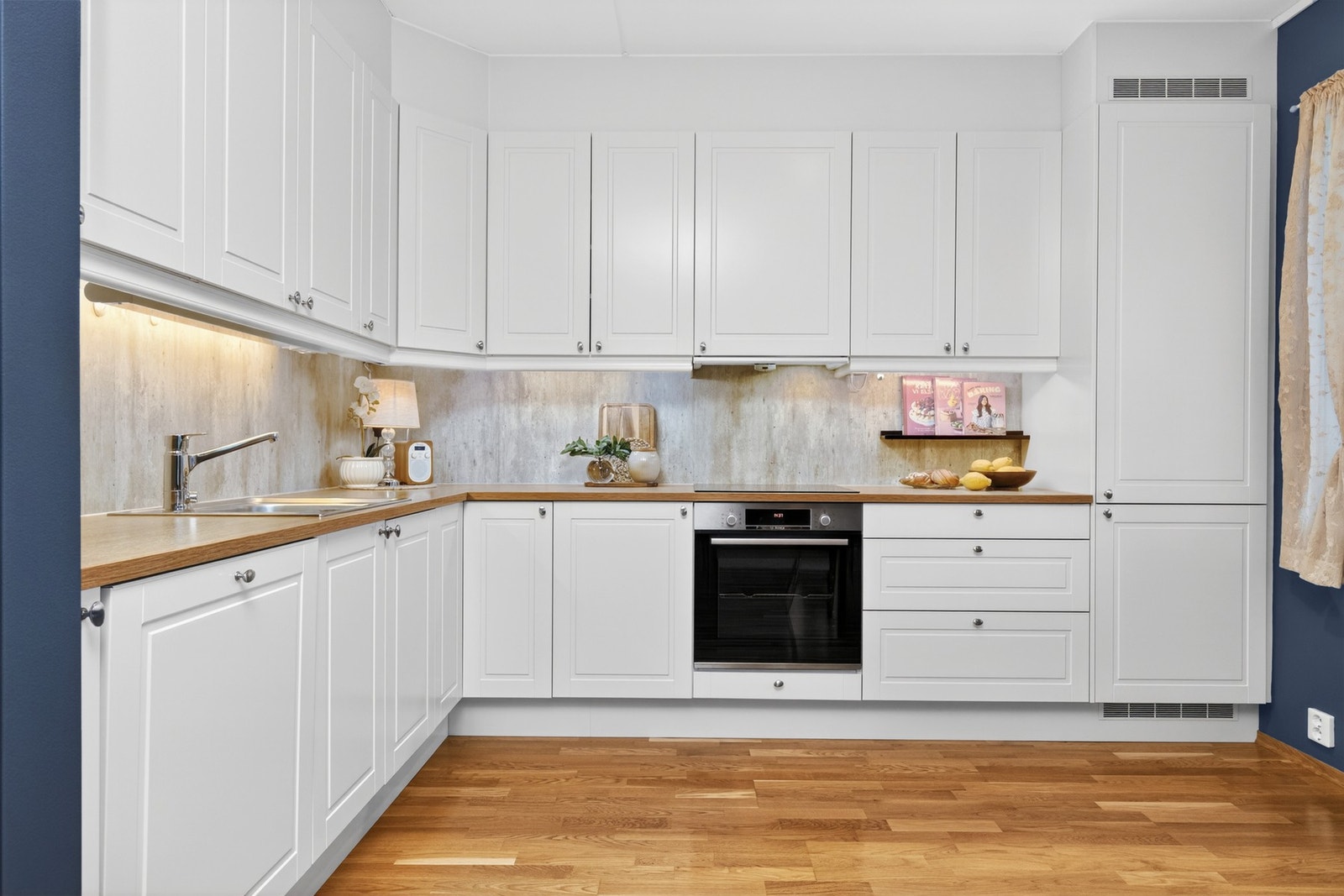Kjøkken med profilert innredning fra Sigdal. Integrerte hvitevarer og kitchenboard mellom benk og skap. Galleribilde