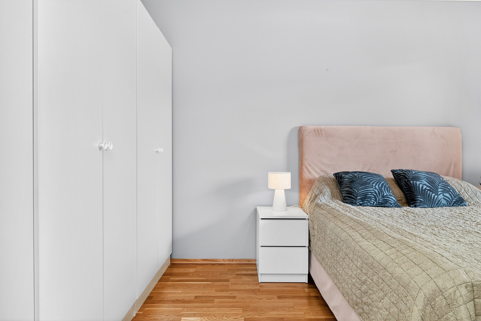 God plass til garderobe. Galleribilde