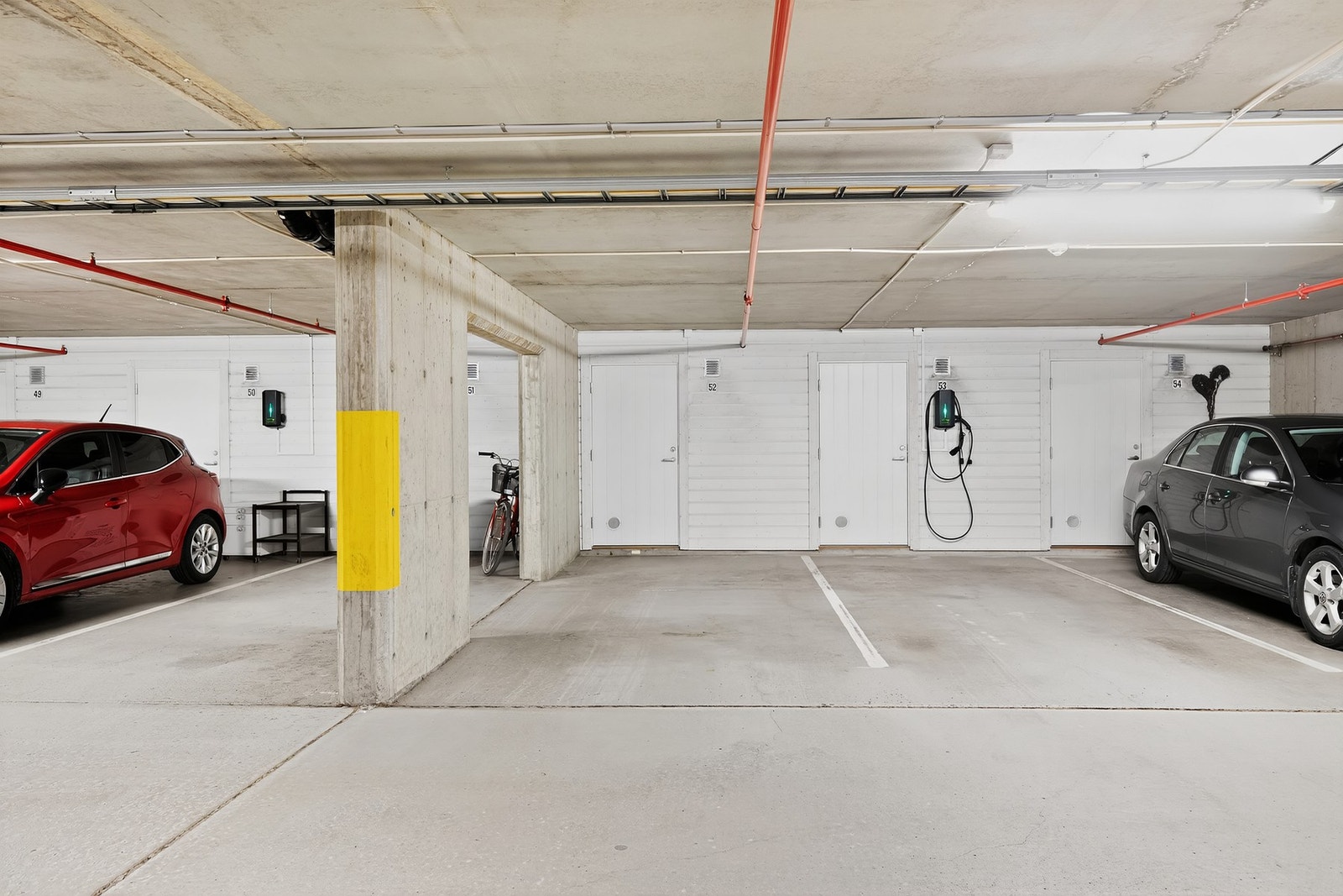 Parkeringsplass med bod i fremkant. Galleribilde