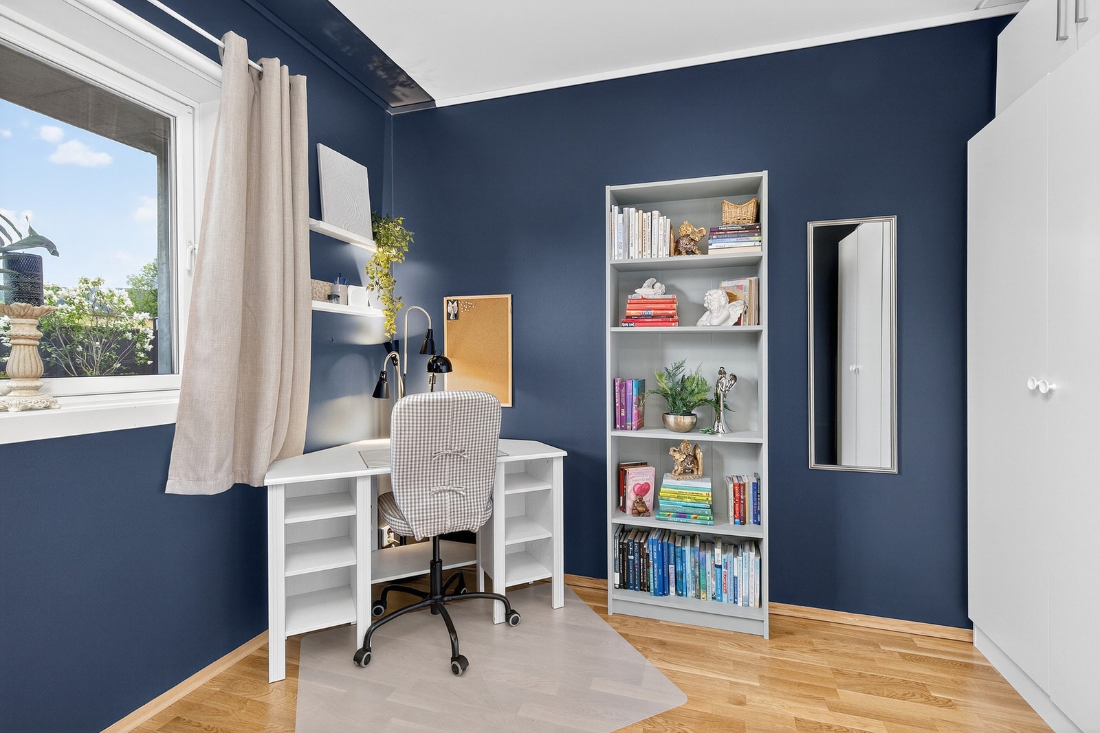 Soverom nummer to. Også her er det god plass til både seng og garderobe. Galleribilde