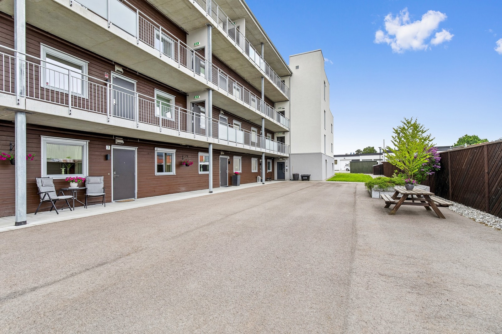 Koselig område på baksiden av bygget, inngangssiden Galleribilde