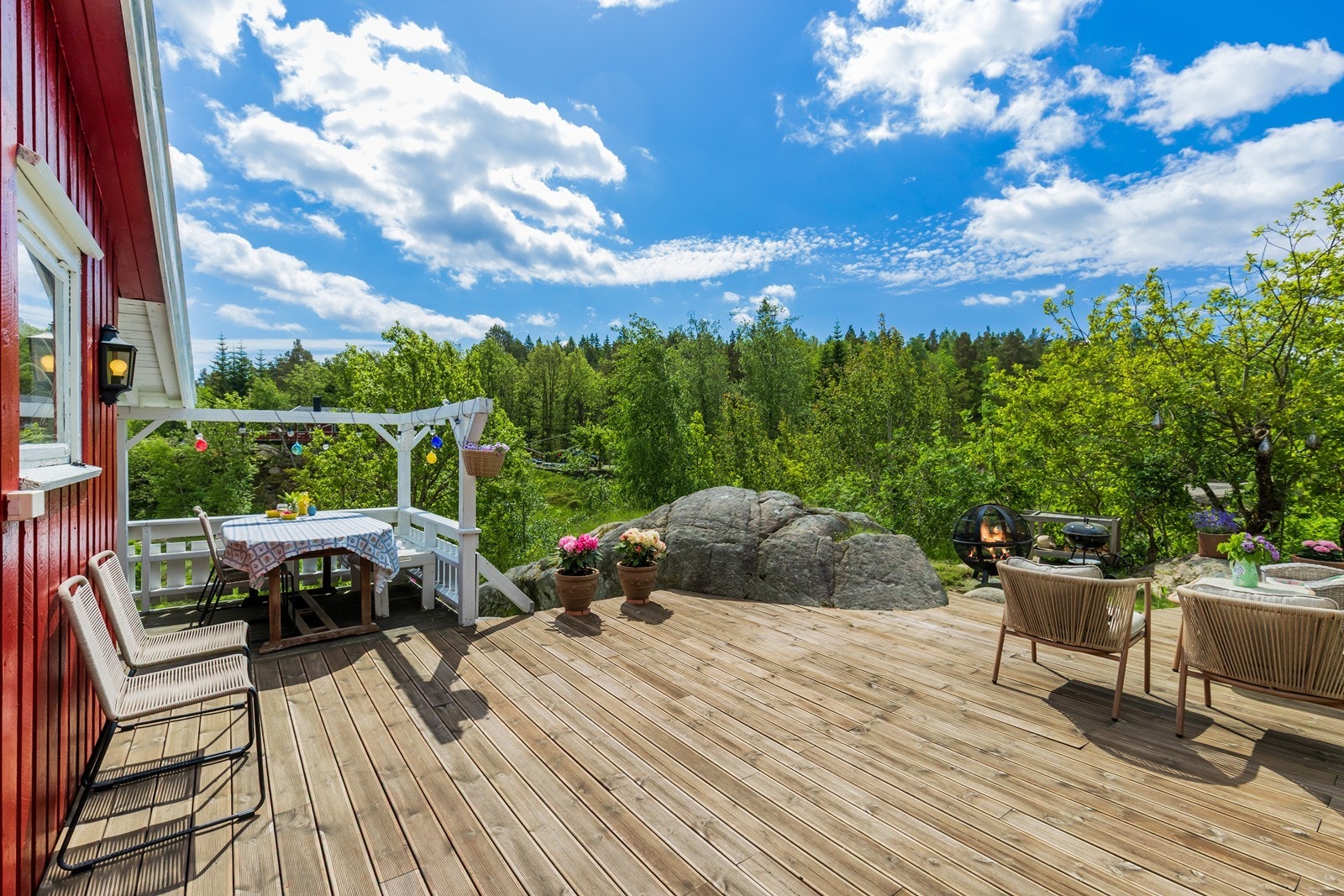 Stor og solrik terrasse med god plass til både spise- og sittegrupper. Galleribilde
