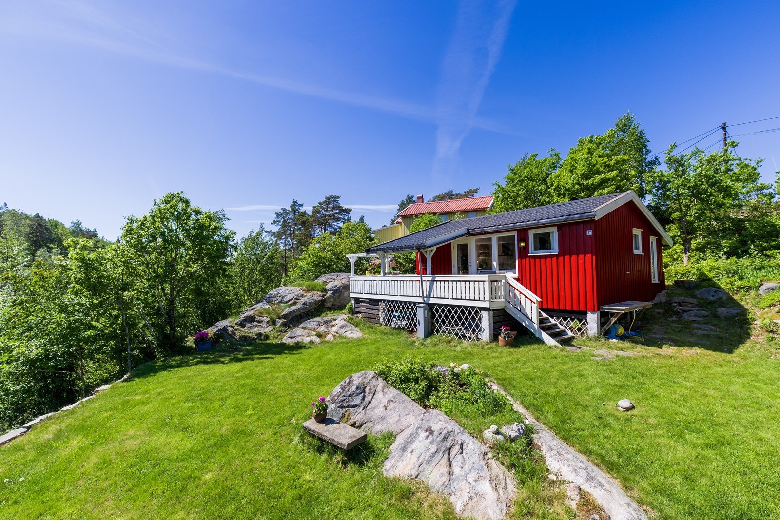 Den romslige uteplassen gir perfekte rammer for lek og moro for både store og små, samtidig som tomten byr på gode muligheter for hageglede og hyggelige uteområder. Galleribilde