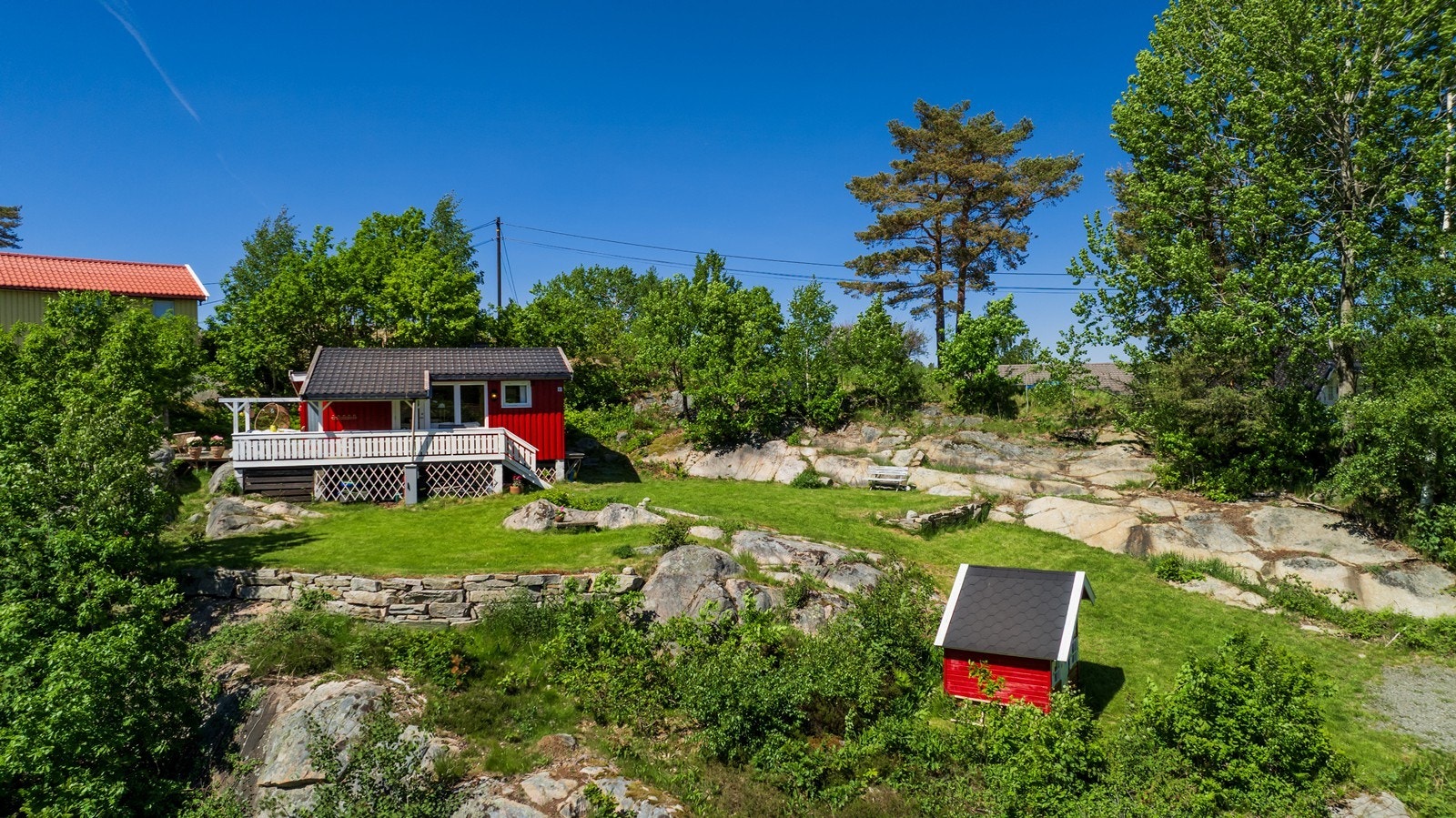 Eiendommen har flotte opparbeidede uteområder med hage, plen og blomsterbed. Galleribilde