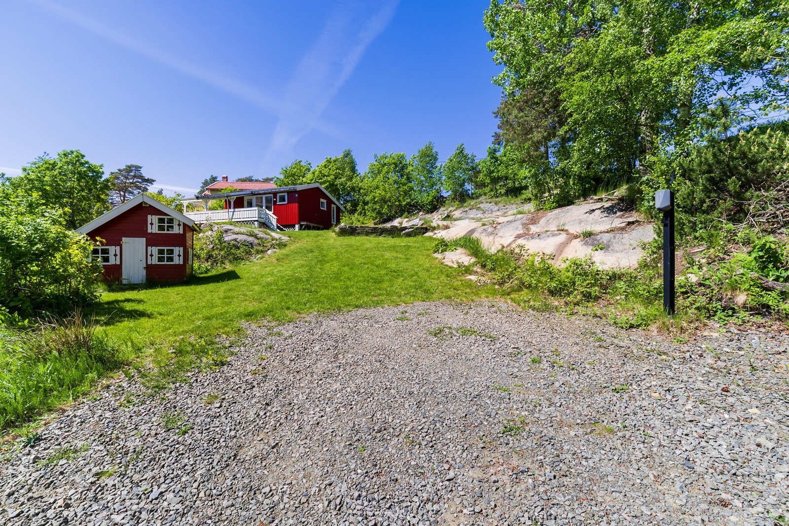 Foran hytta er det gode parkeringsmuligheter med plass til to biler, hvorav én biloppstillingsplass har elbillader. Galleribilde